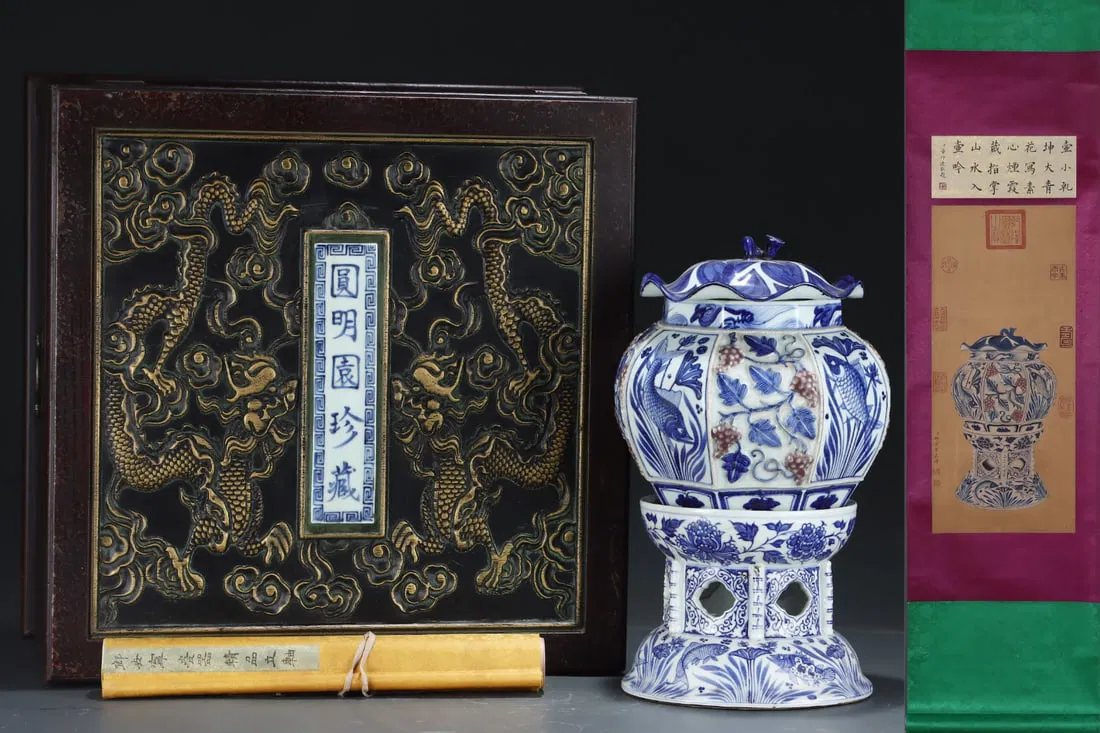 A Huge Blue and White Underglaze-Red Grapes and Hornwort Pattern Cover Jar,With Base,With Vertical