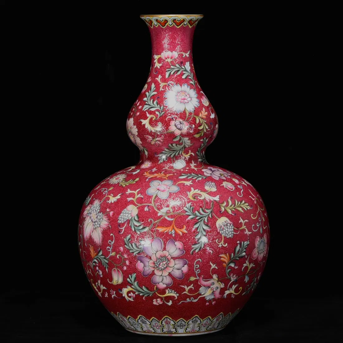 A Huge Famille-Rose Ruby Red-Glazed Painted Gold Flower Pattern Gourd-Shaped Vase