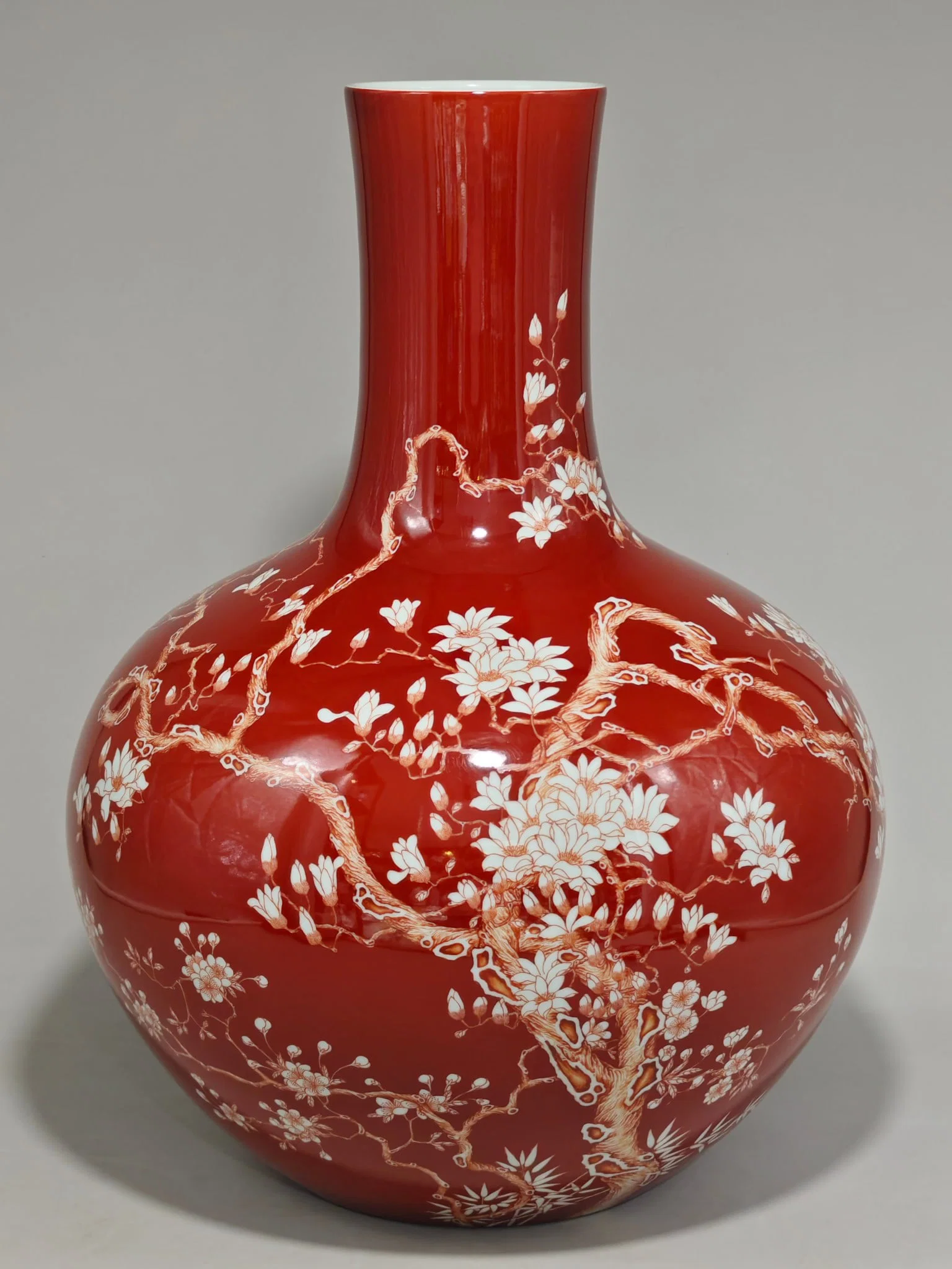 A Huge Iron-Red Flower Pattern Vase