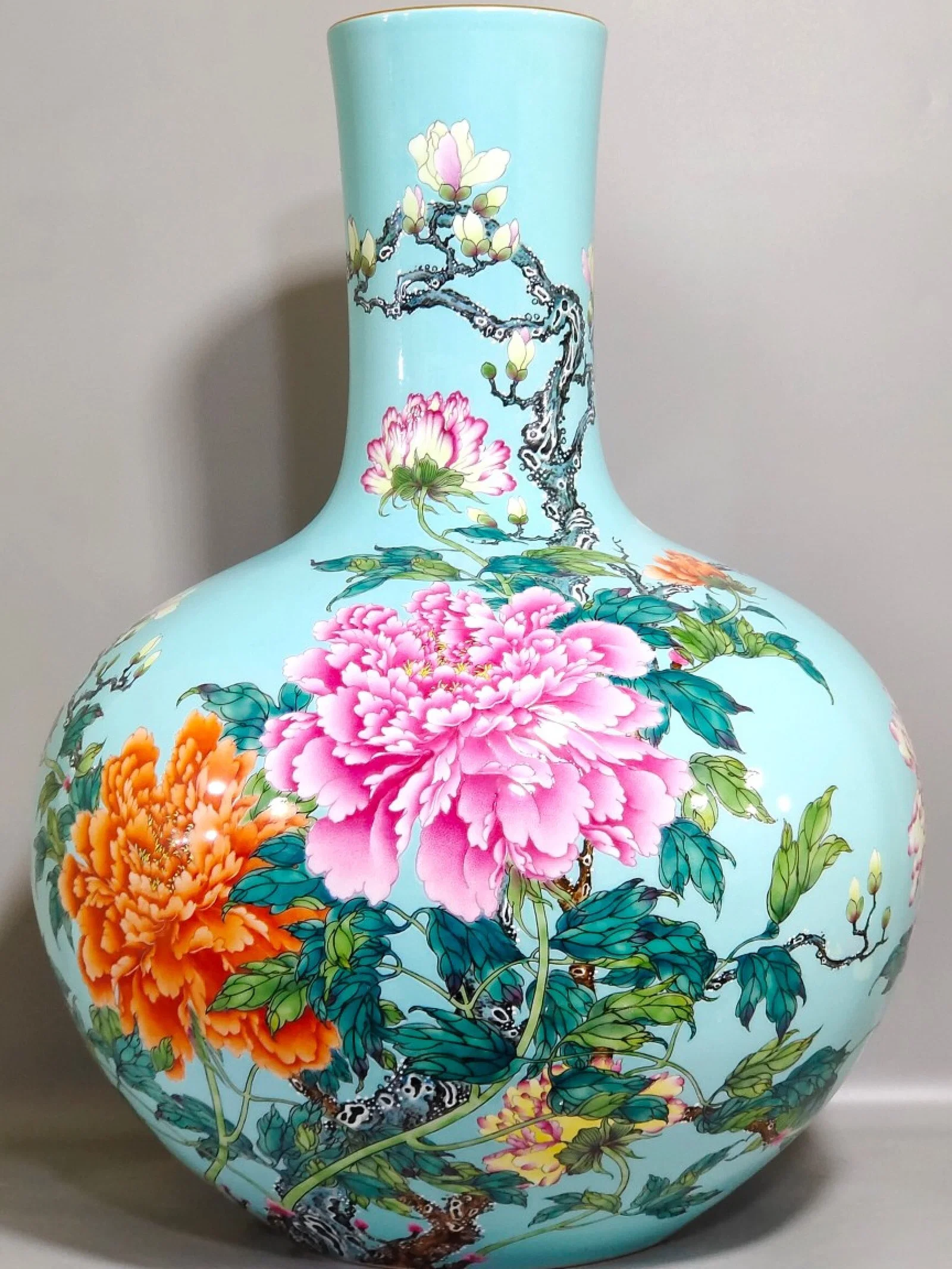 A Huge Turquoise Glazed Famille-Rose Peony Pattern Vase