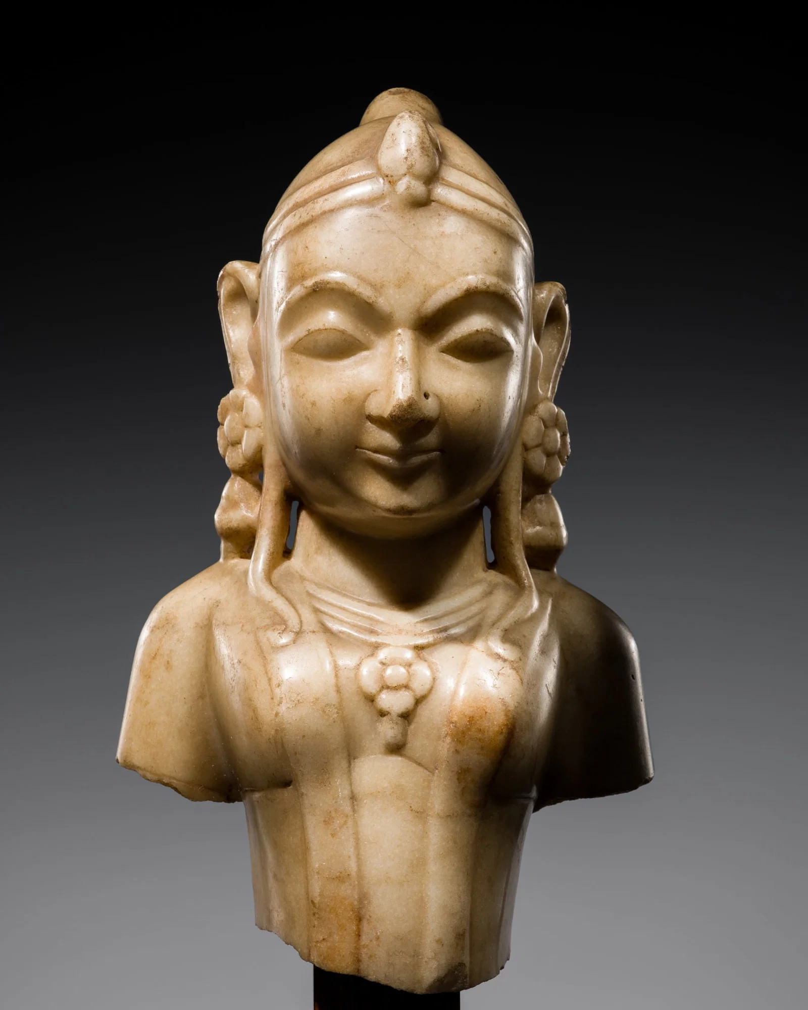 A JAIN MARBLE BUST OF A YAKSHINI, GUJARAT, 12TH-15TH CENTURY