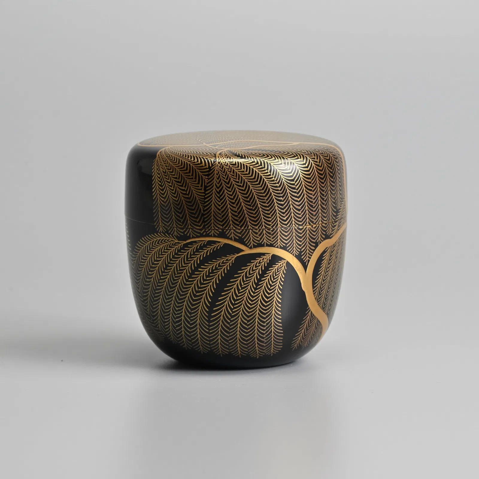 A JAPANESE BLACK AND GILT LACQUER TEACADDY AND COVER (NATSUME), LATE 20TH CENTURY.