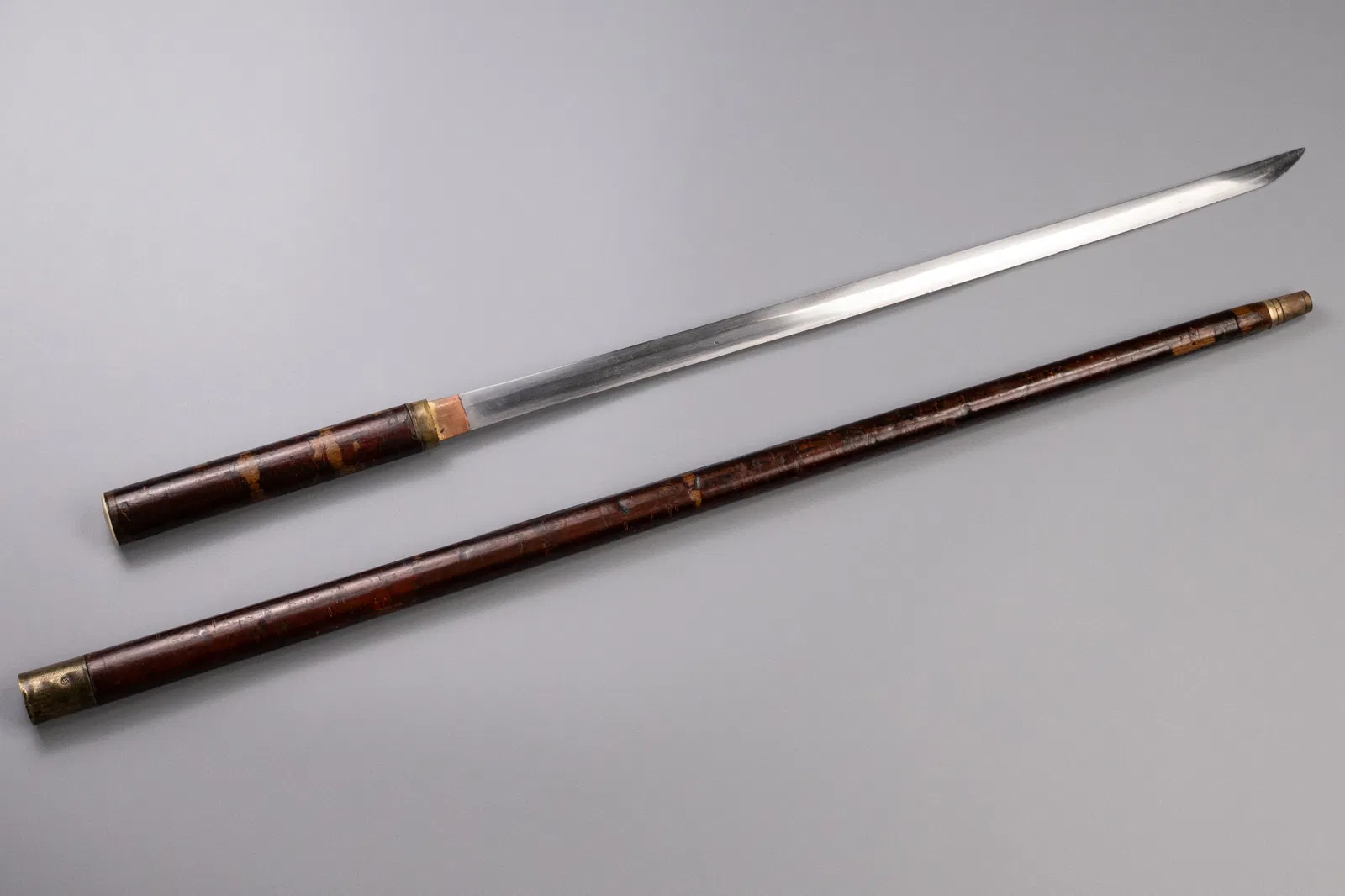 A JAPANESE IVORY AND BRASS MOUNTED SHIKOMIZUE (SWORD STICK), MEIJI PERIOD (1868-1912).