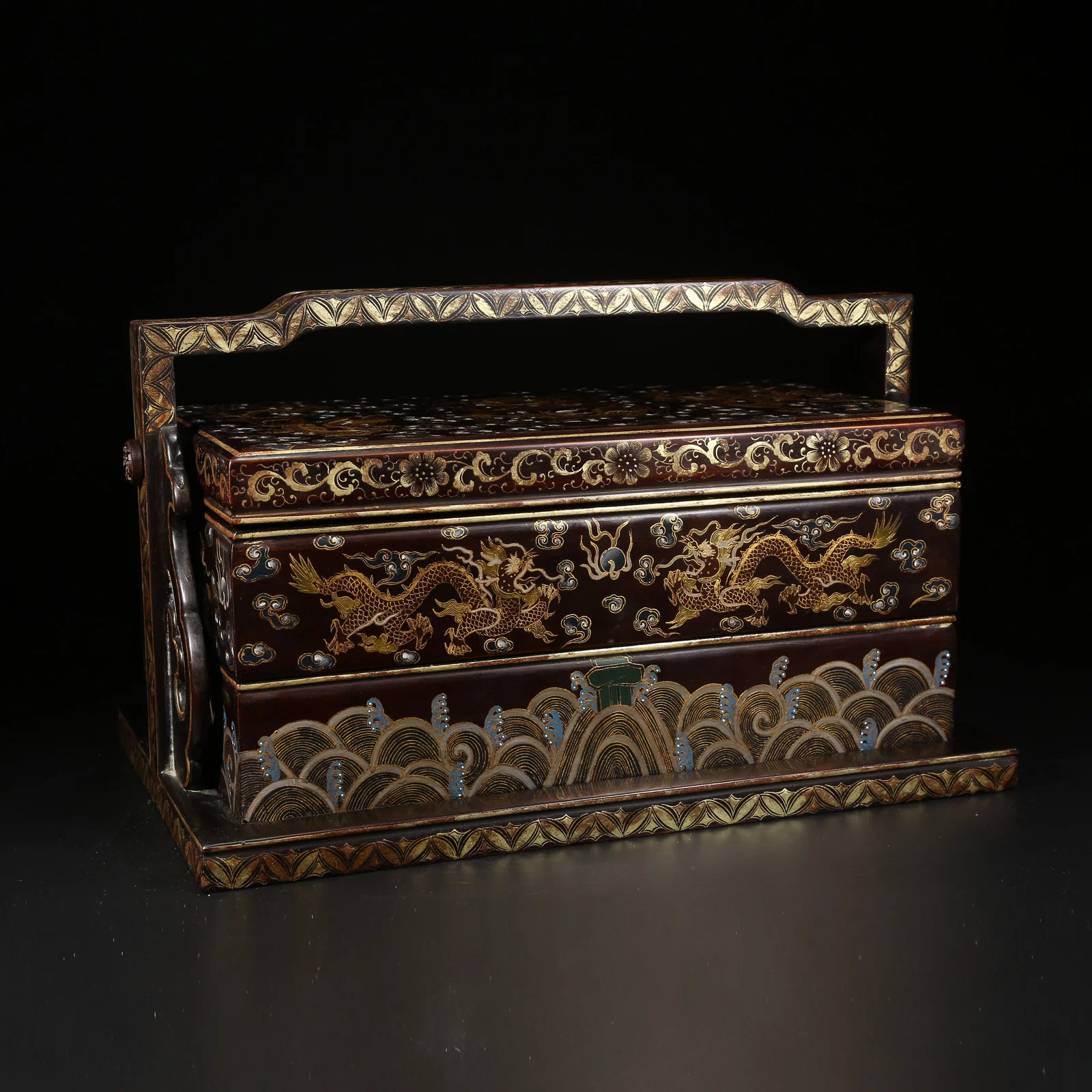 A LACQUERED BOX WITH CLOUD AND DRAGON DESIGN, PAINTED IN GOLD AND SILVER