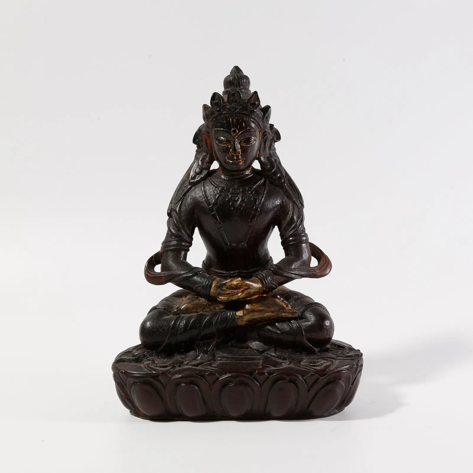 A LACQUERED WOOD GILT SHAKYAMUNI STATUE