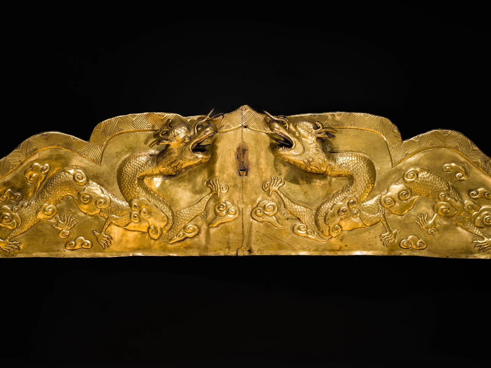 A LARGE (100 CM) AND IMPRESSIVE 'DRAGON' ARCH, GILT-COPPER REPOUSSÉ, 18TH-19TH CENTURY