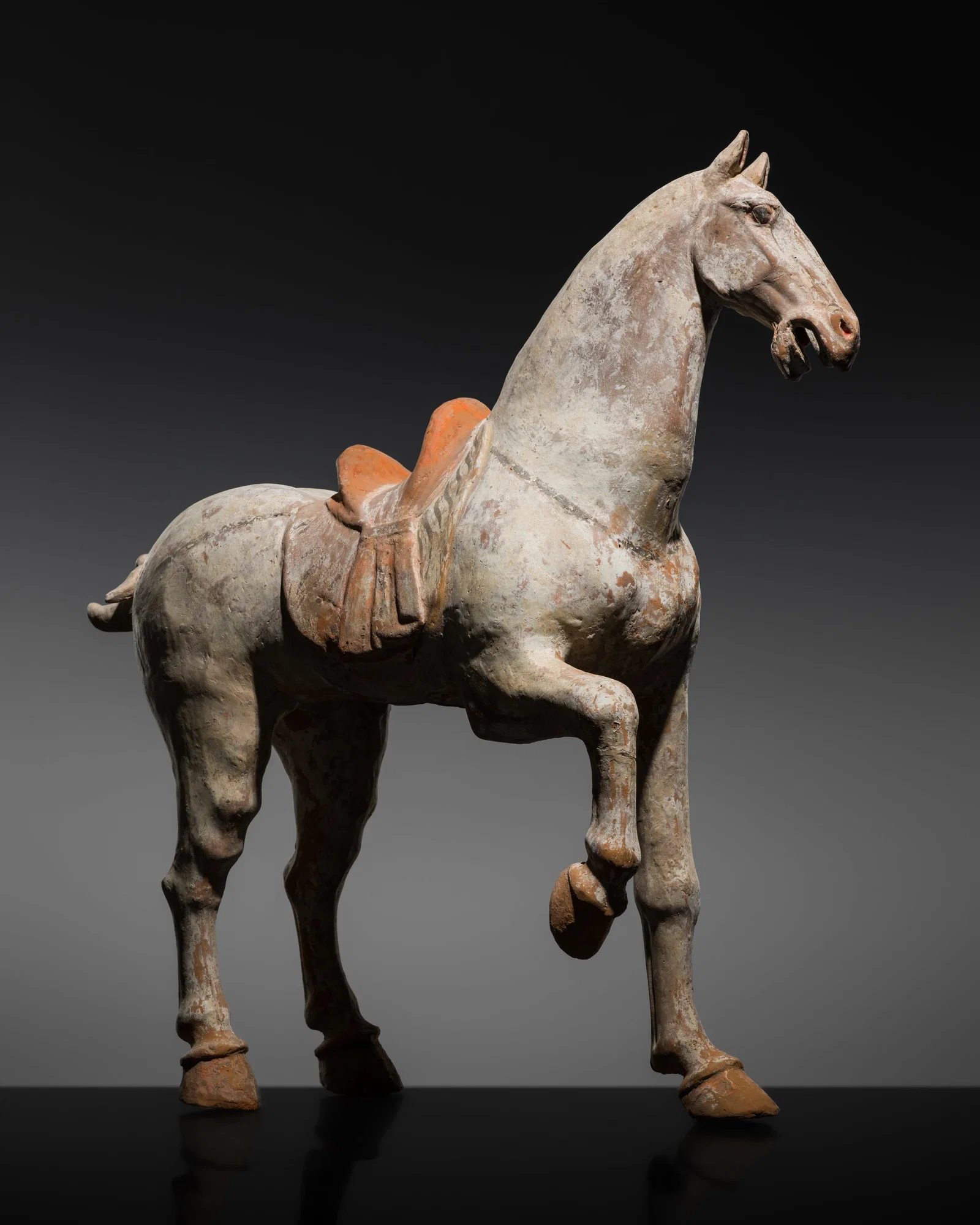 A LARGE (67 CM) PAINTED POTTERY FIGURE OF A PRANCING ARABIAN HORSE, TANG DYNASTY