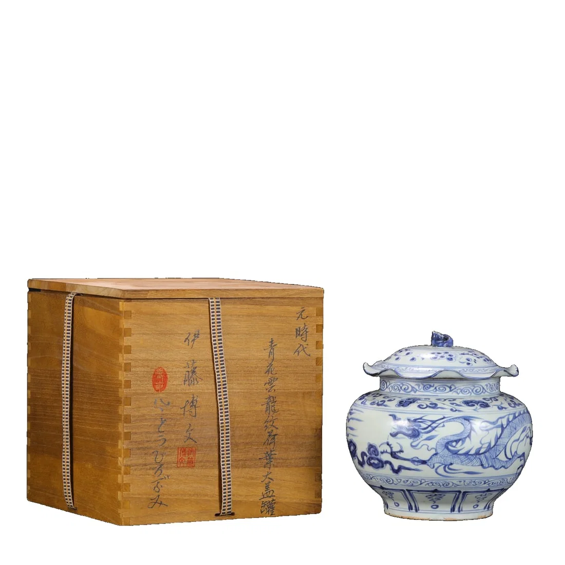 A large blue and white lotus leaf jar with cloud and dragon patterns from the Yuan Dynasty