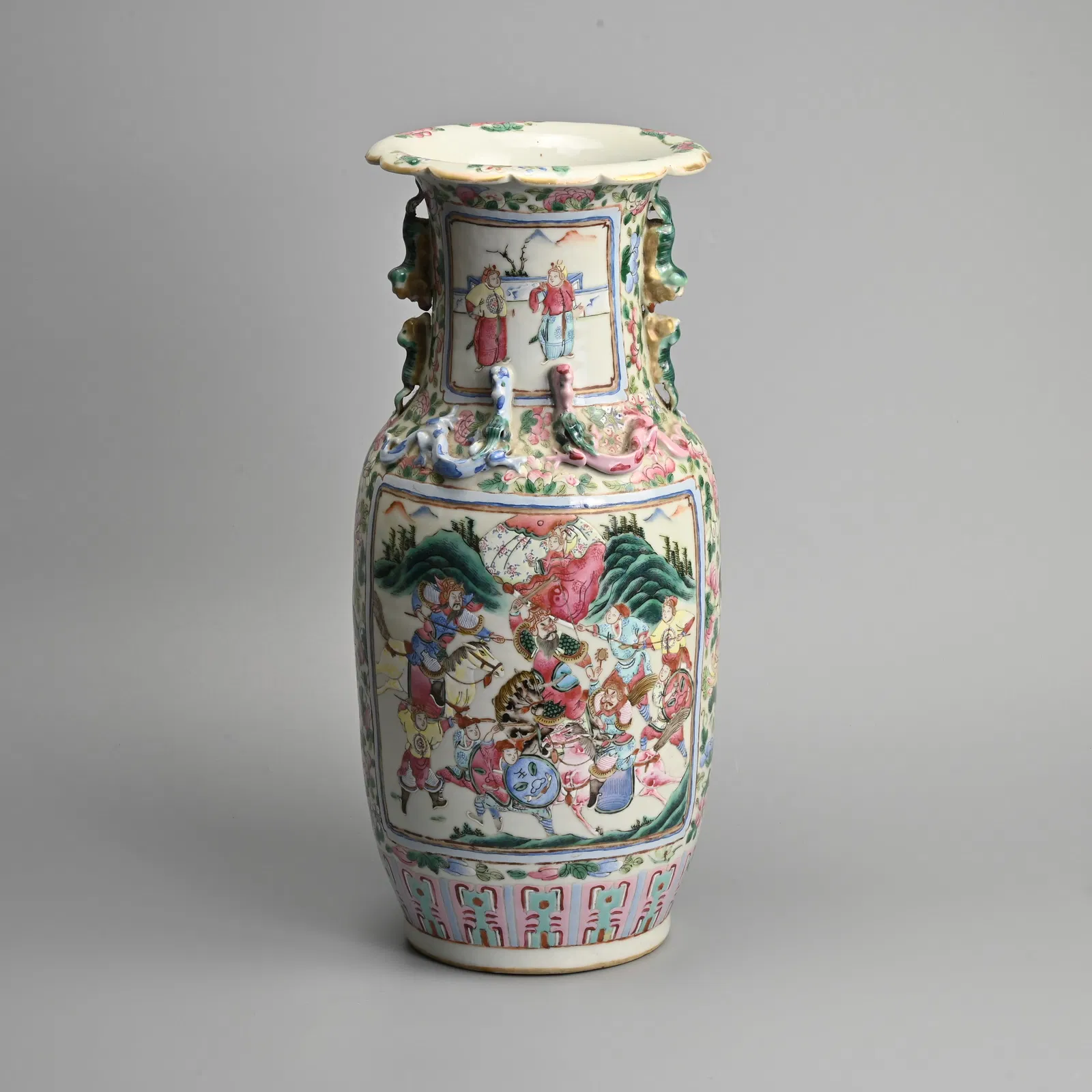 A LARGE CHINESE FAMILLE ROSE PORCELAIN VASE, 19/20TH CENTURY.