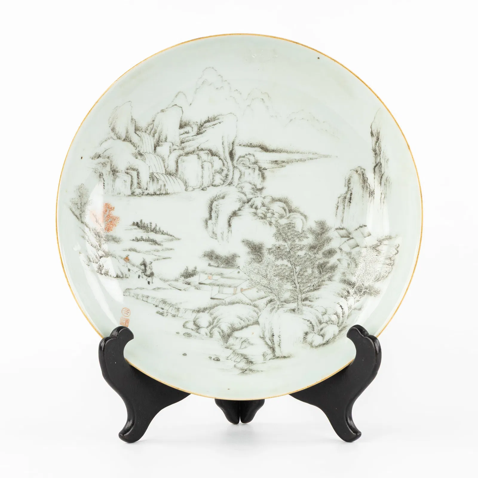 A large Chinese plate with Grisaille Decor of a landscape, De Cheng Zhai Zhi marked, 19th C.