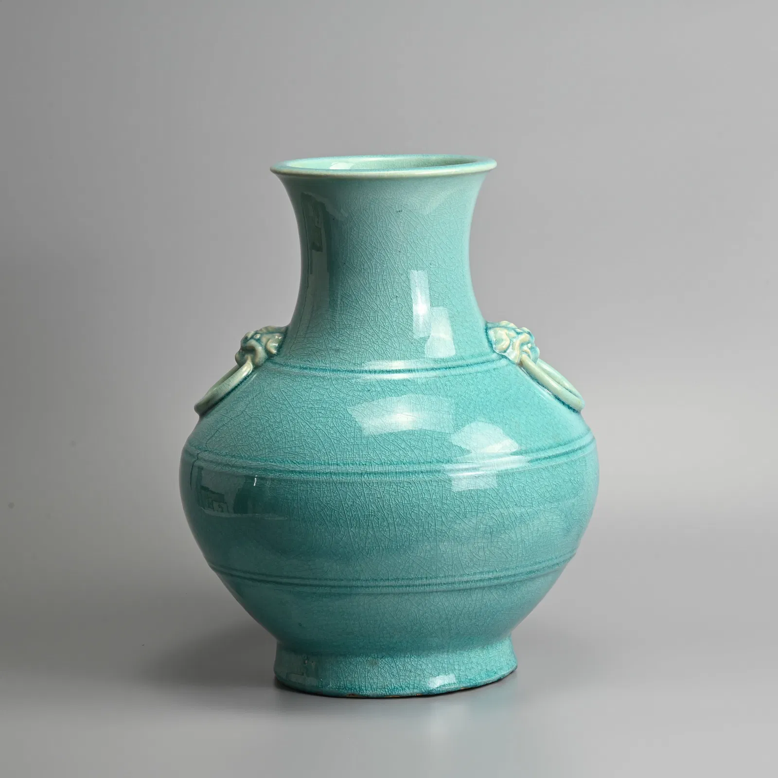 A LARGE CHINESE TURQUOISE CRACKLE GLAZED PORCELAIN 'HU' VASE, QING DYNASTY