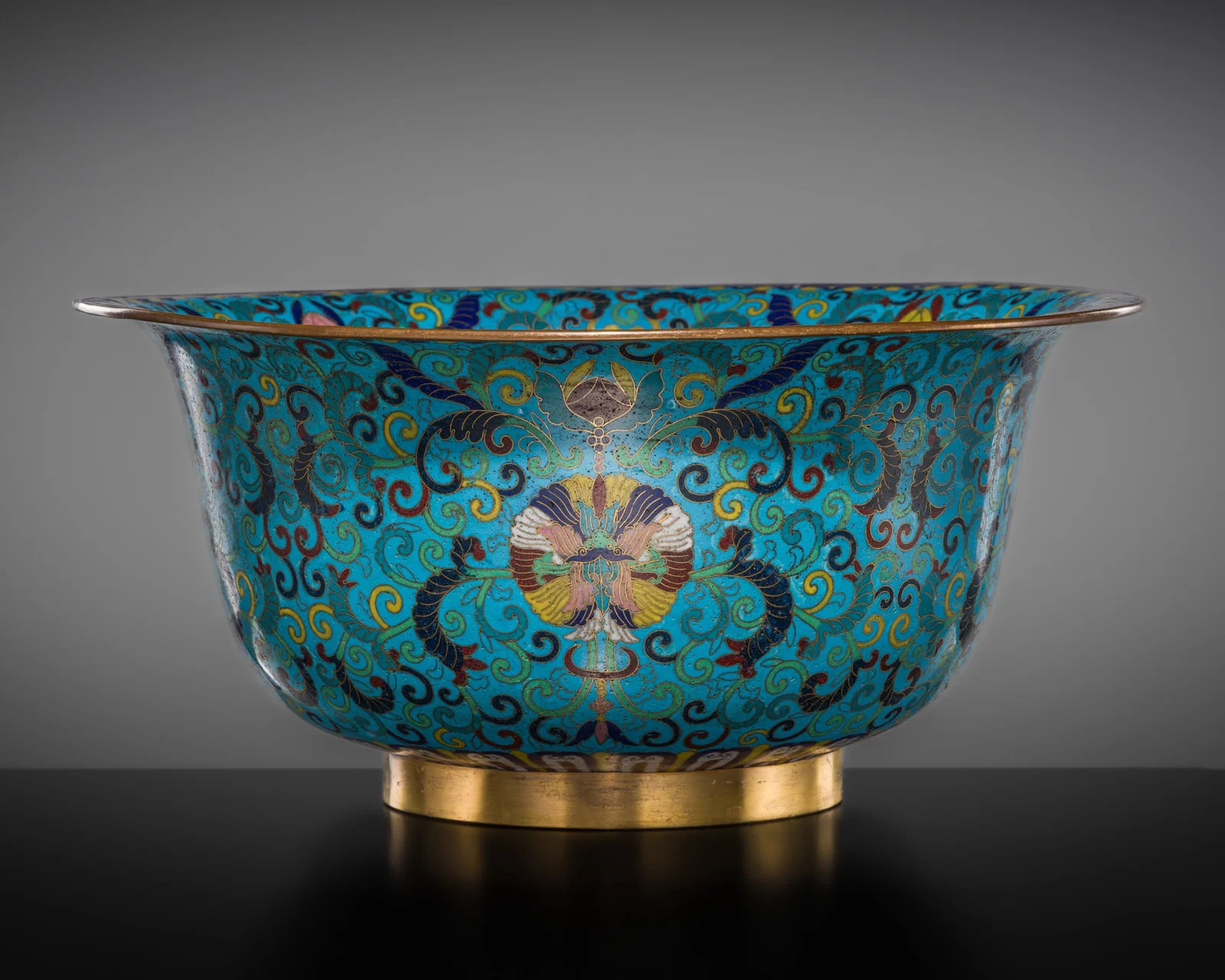 A LARGE CLOISONNÉ ENAMEL 'LOTUS' BOWL, LATE 18TH CENTURY TO EARLY 19TH CENTURY