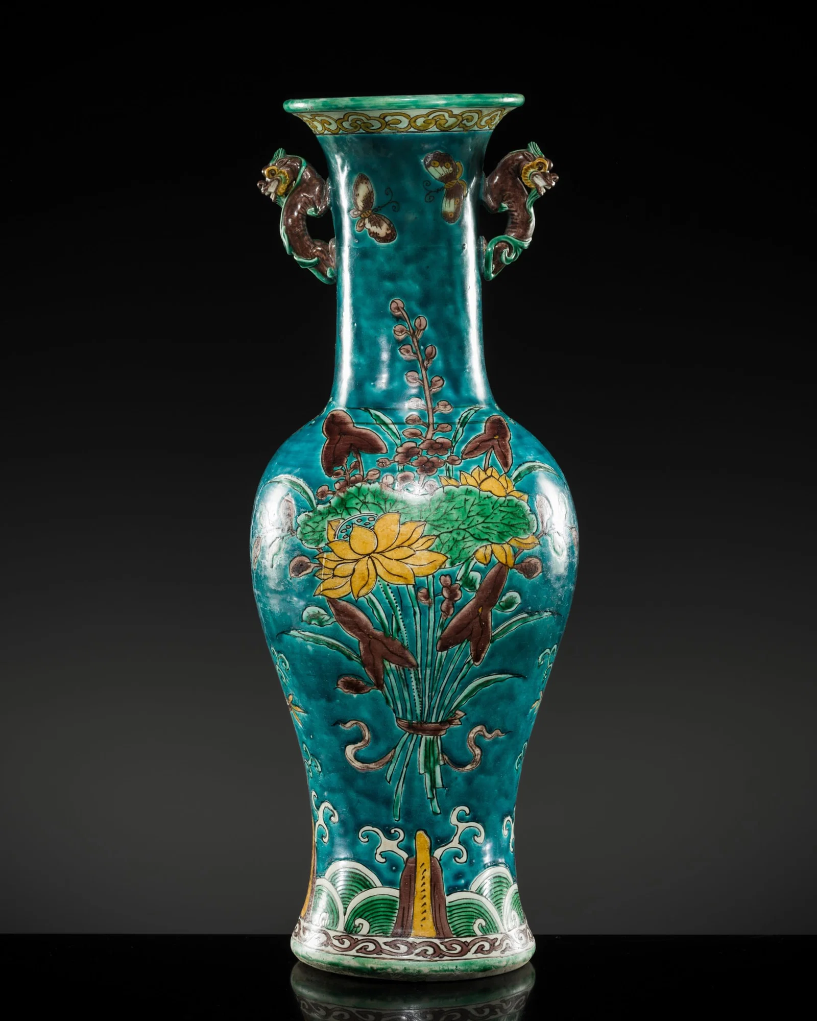 A LARGE FAHUA 'LOTUS POND' BALUSTER VASE, MING DYNASTY