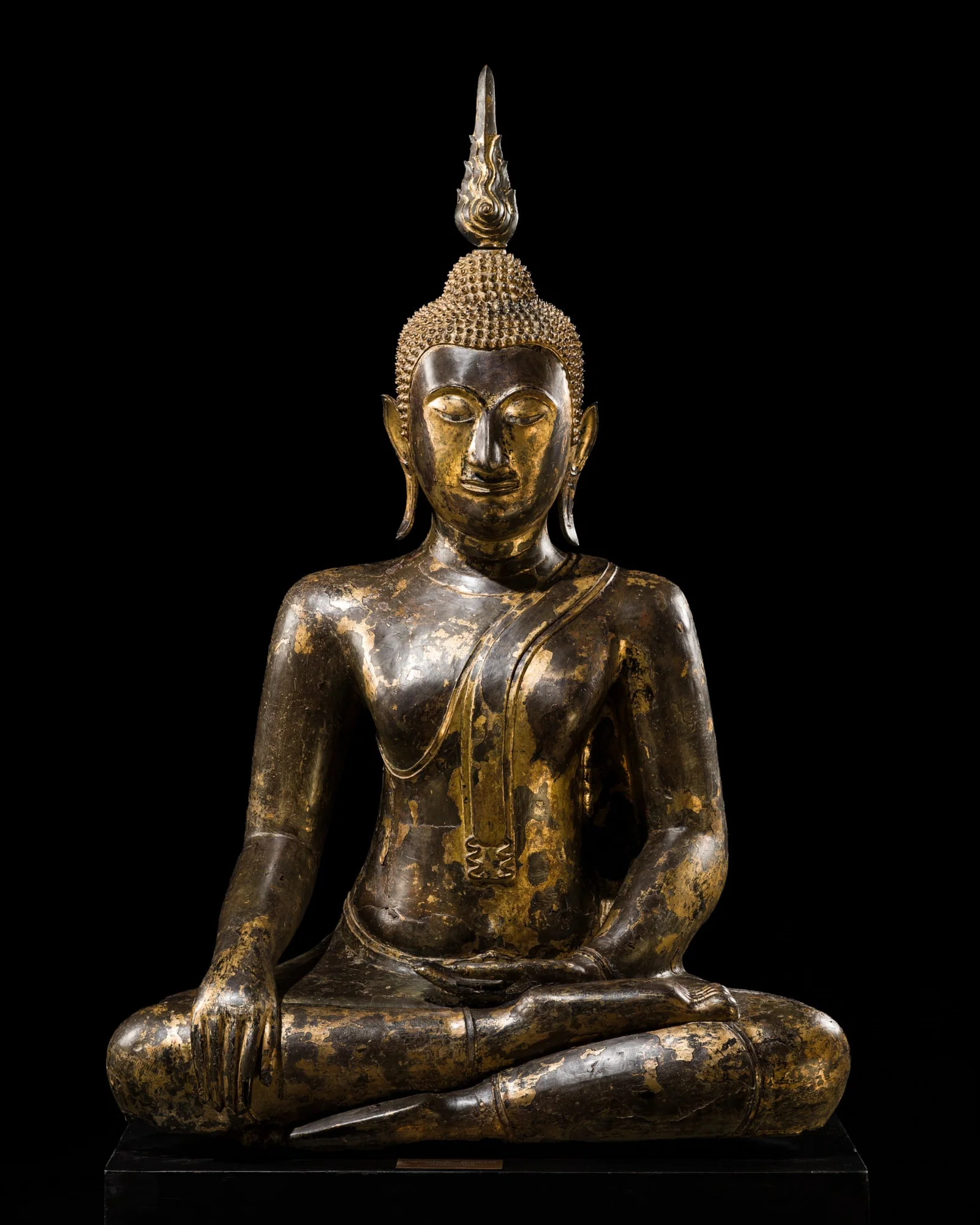 A LARGE GILT-LACQUERED BRONZE FIGURE OF BUDDHA, AYUTTHAYA PERIOD, THAILAND, 17TH-18TH CENTURY