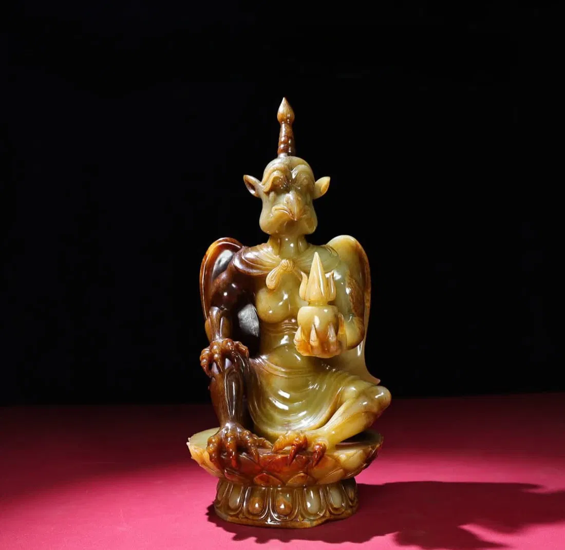 A large ornament of the Han Dynasty jade roc bird