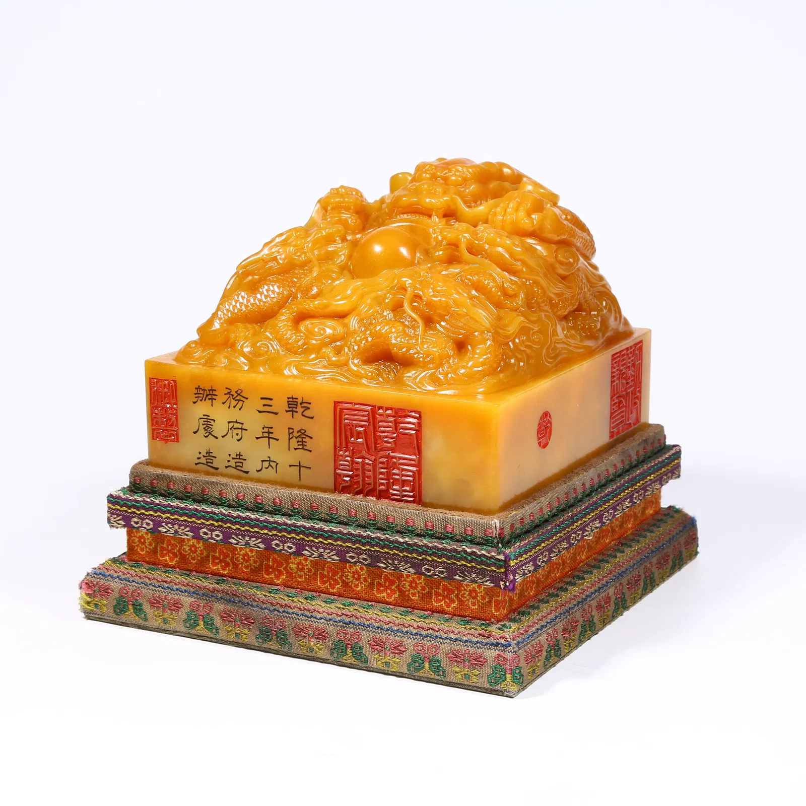 A LARGE SHOUSHAN TIANHUANG STONE SEAL WITH DRAGON KNOB