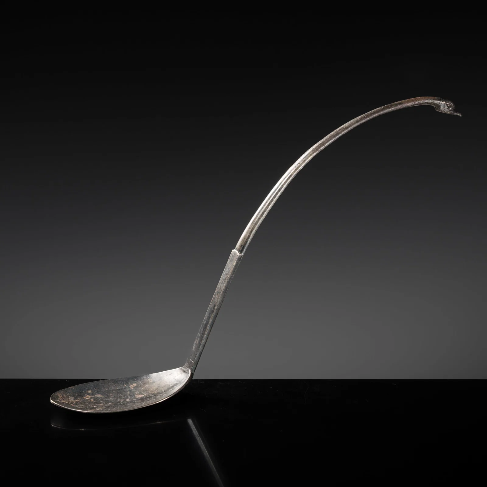 A LARGE SILVER 'GOOSE' TEA SPOON, ZE, TANG DYNASTY