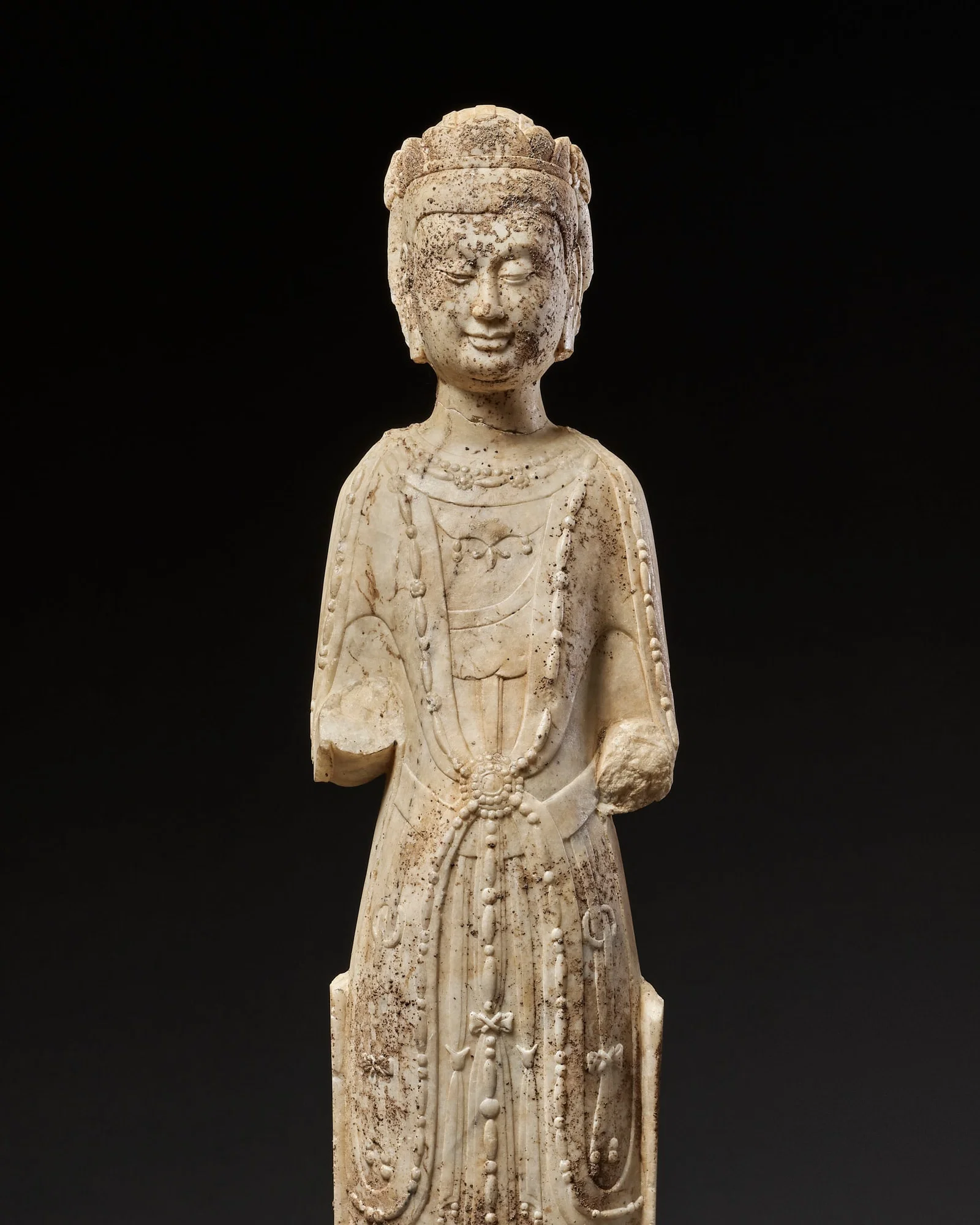 A LARGE WHITE MARBLE FIGURE OF AVALOKITESHVARA, NORTHERN QI DYNASTY