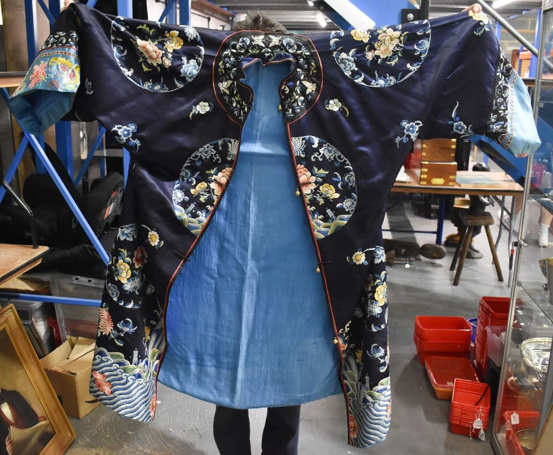 A LATE 19TH CENTURY CHINESE SILK EMBROIDERED ROUNDEL ROBE Late Qing. 106 cm x 138 cm.