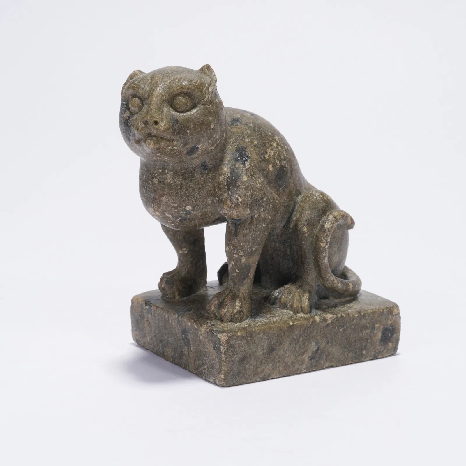 A LEOPARD-PATTERN STONE CAT FIGURINE