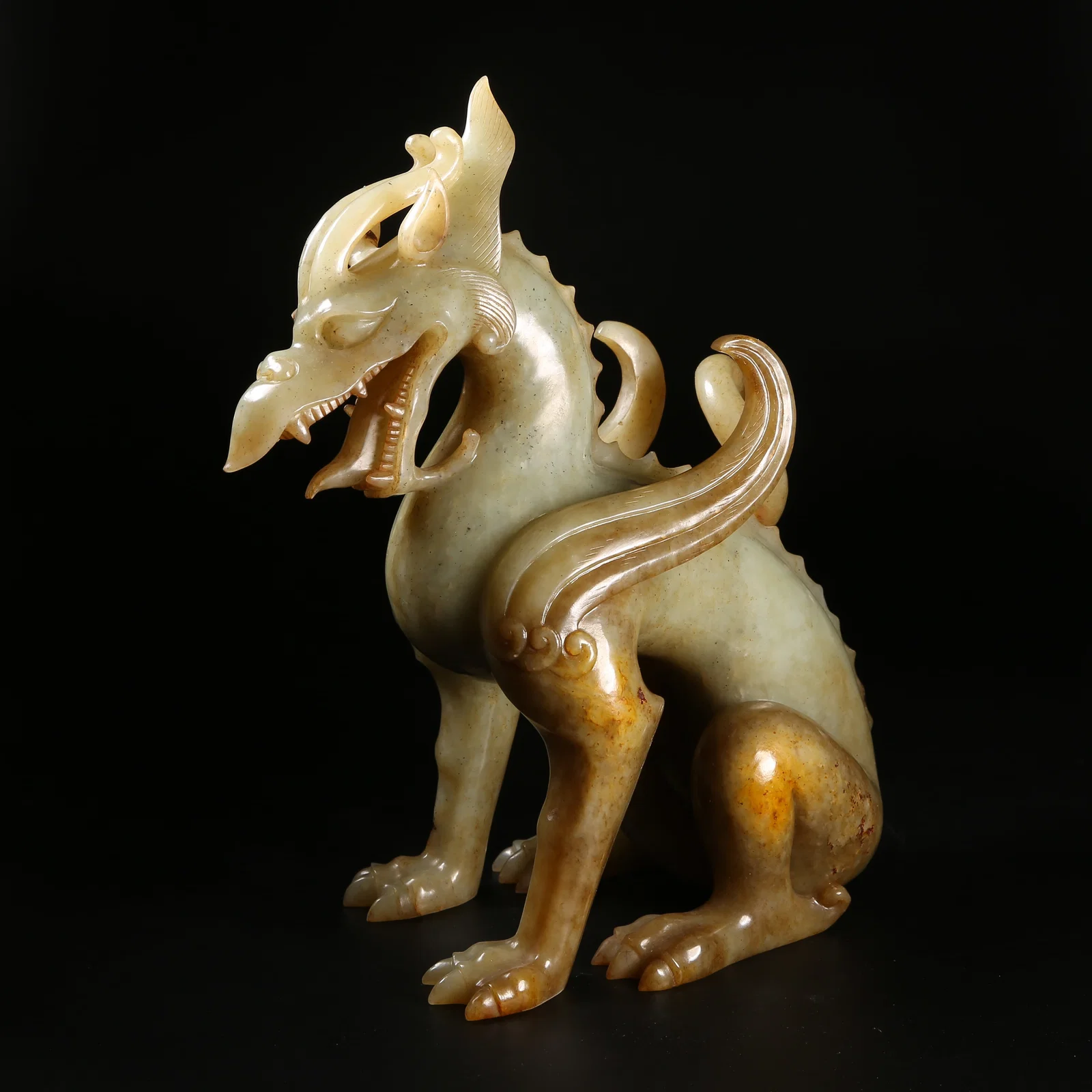 A LIAO DYNASTY ANCIENT JADE SEATED DRAGON FIGURINE