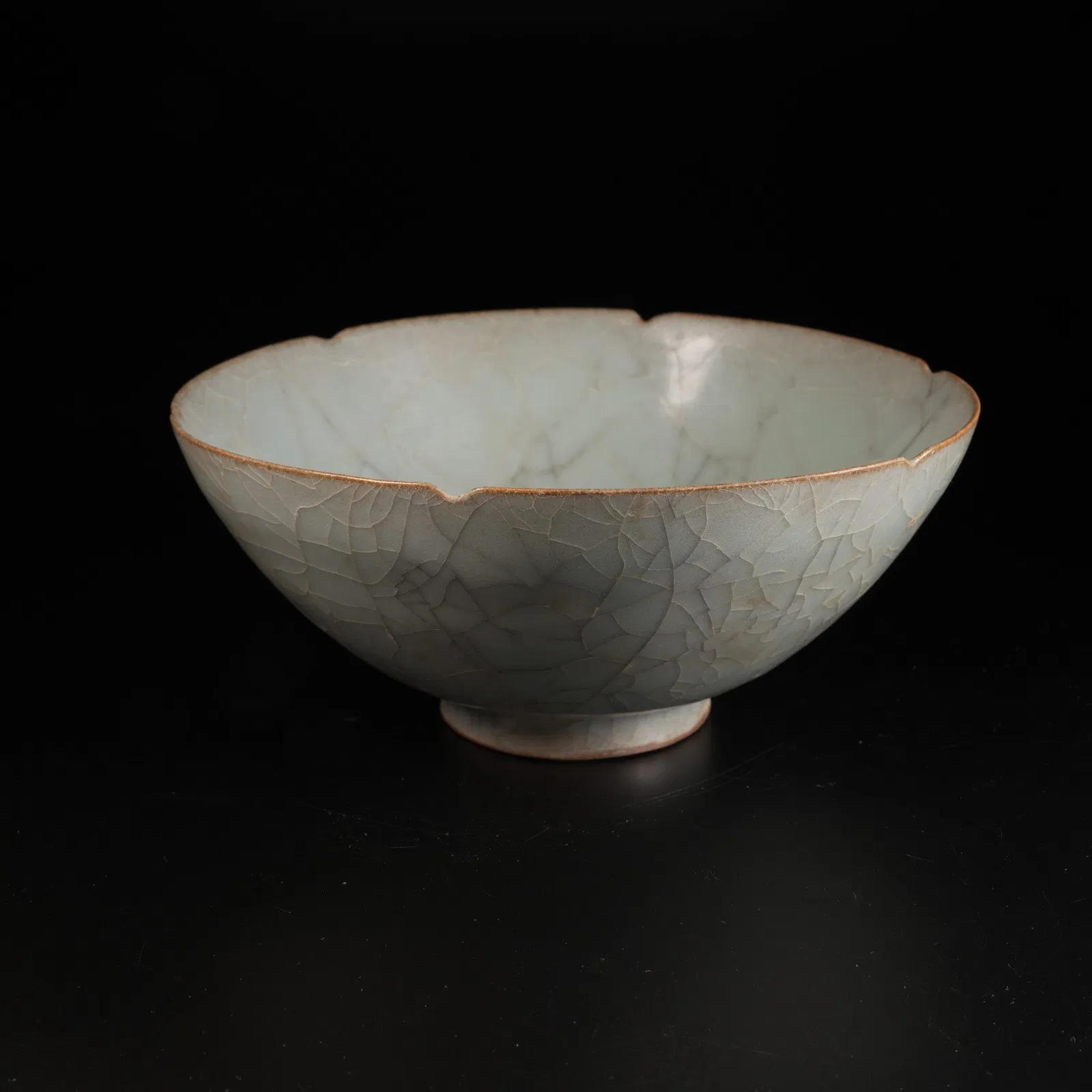 A LONGQUAN OFFICIAL KILN FLARED-RIM BOWL