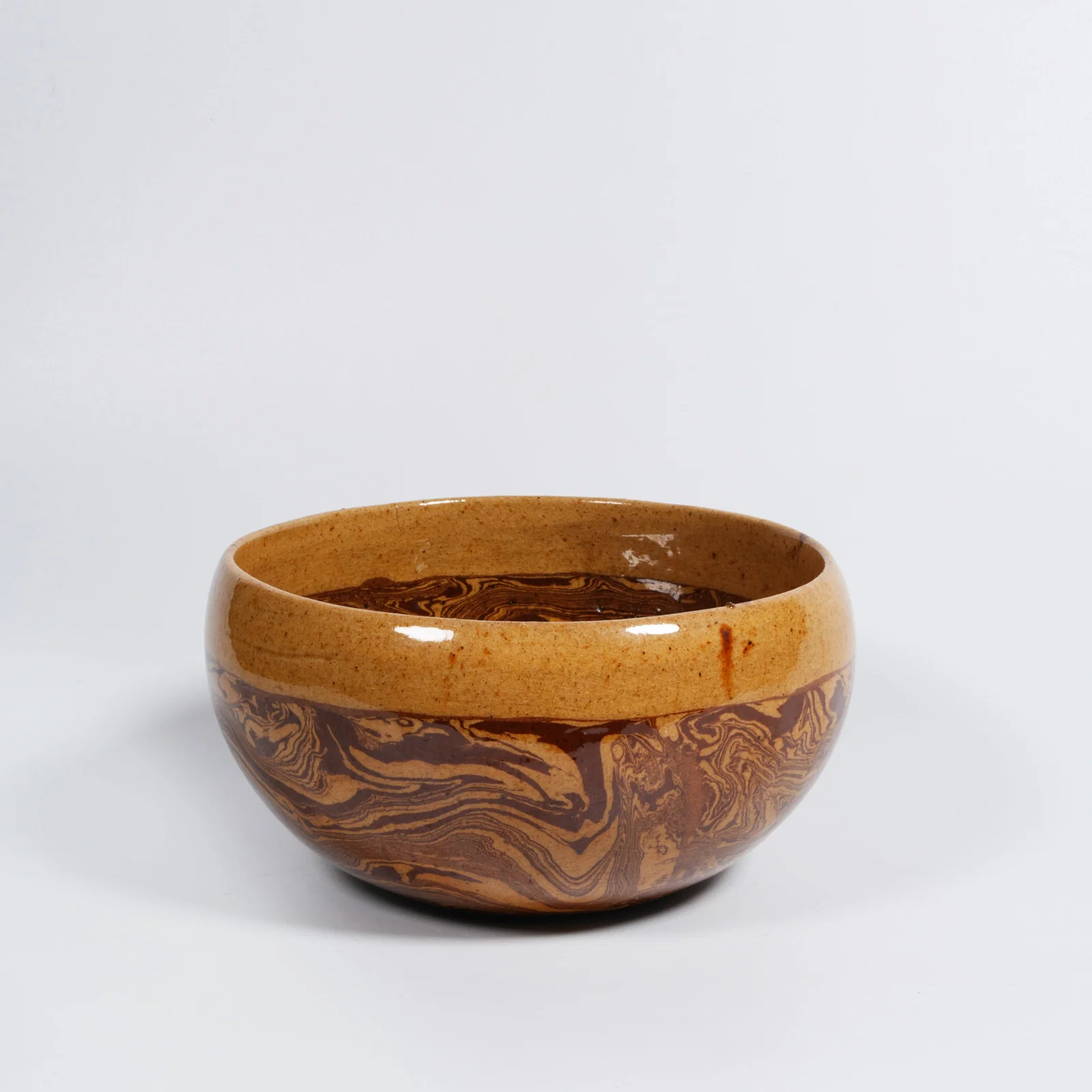 A MARBLED-BODY YELLOW-GLAZED BOWL