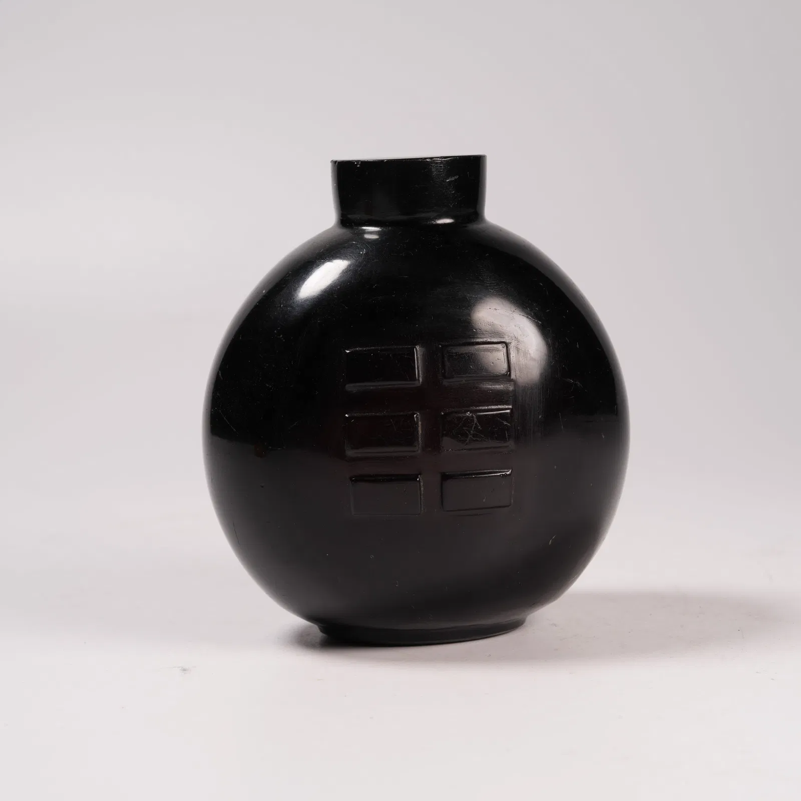 A MATERIAL SNUFF BOTTLE WITH BAGUA PATTERN