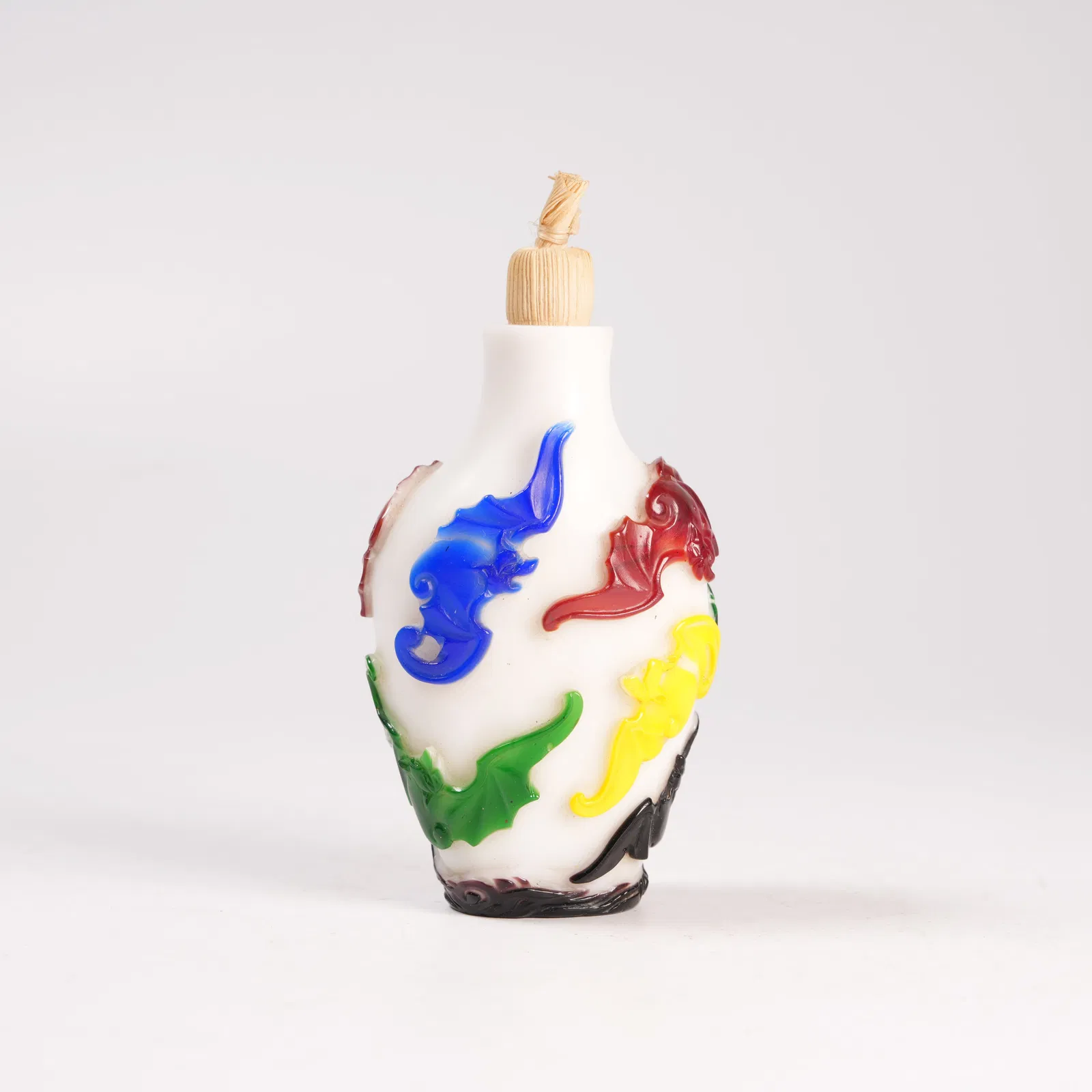 A MATERIAL SNUFF BOTTLE WITH TEN THOUSAND BLESSINGS PATTERN