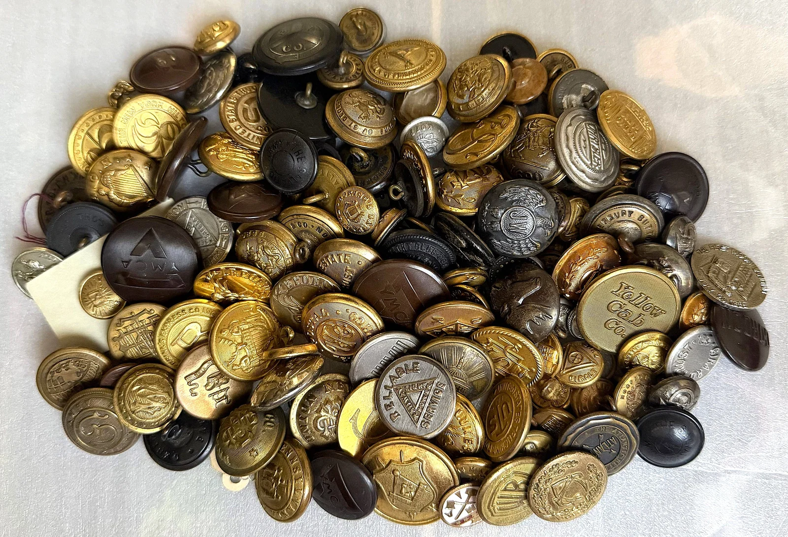 A MIXED BAG LOT OF ASSORTED UNIFORM BUTTONS