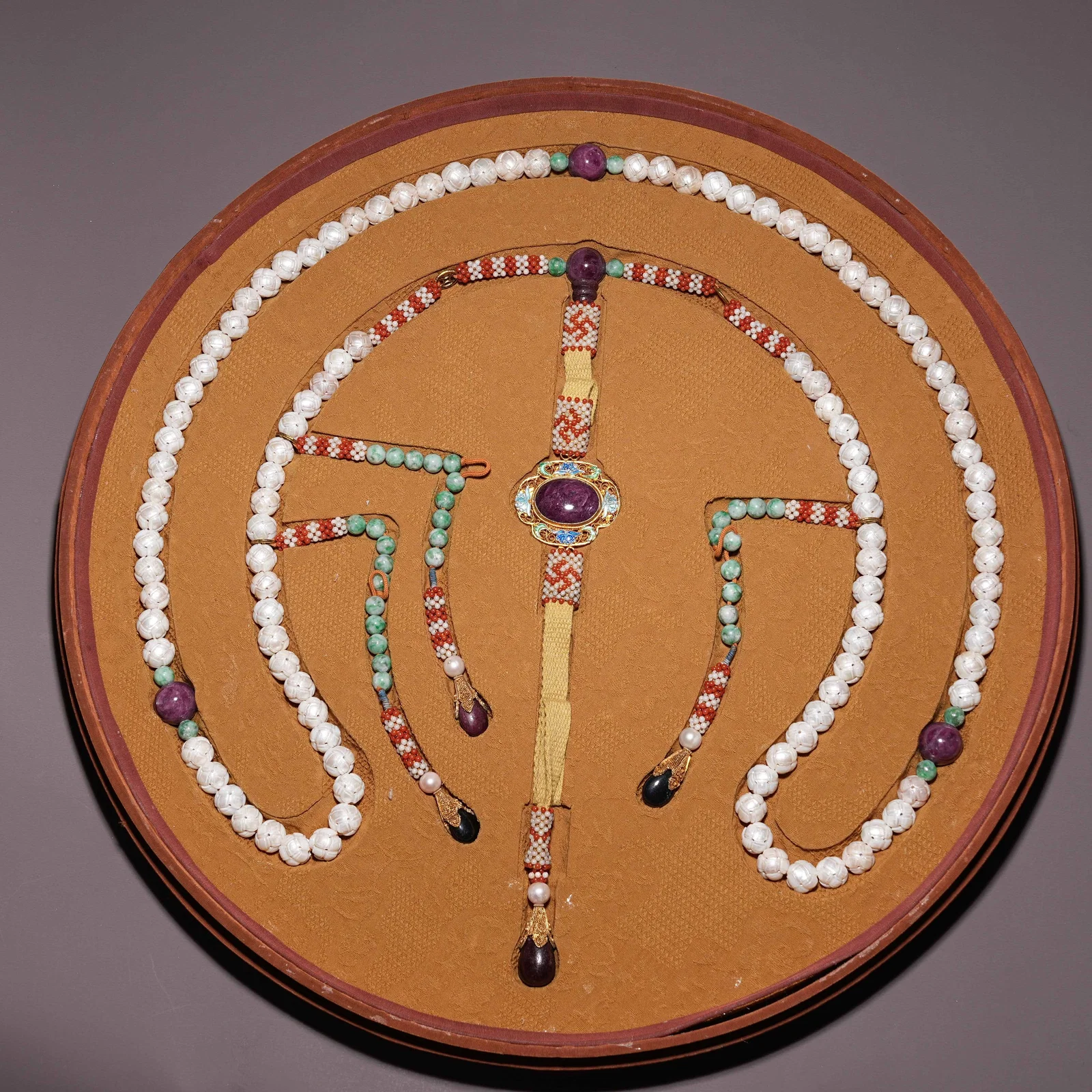 A MOTHER-OF-PEARL COURT NECKLACE