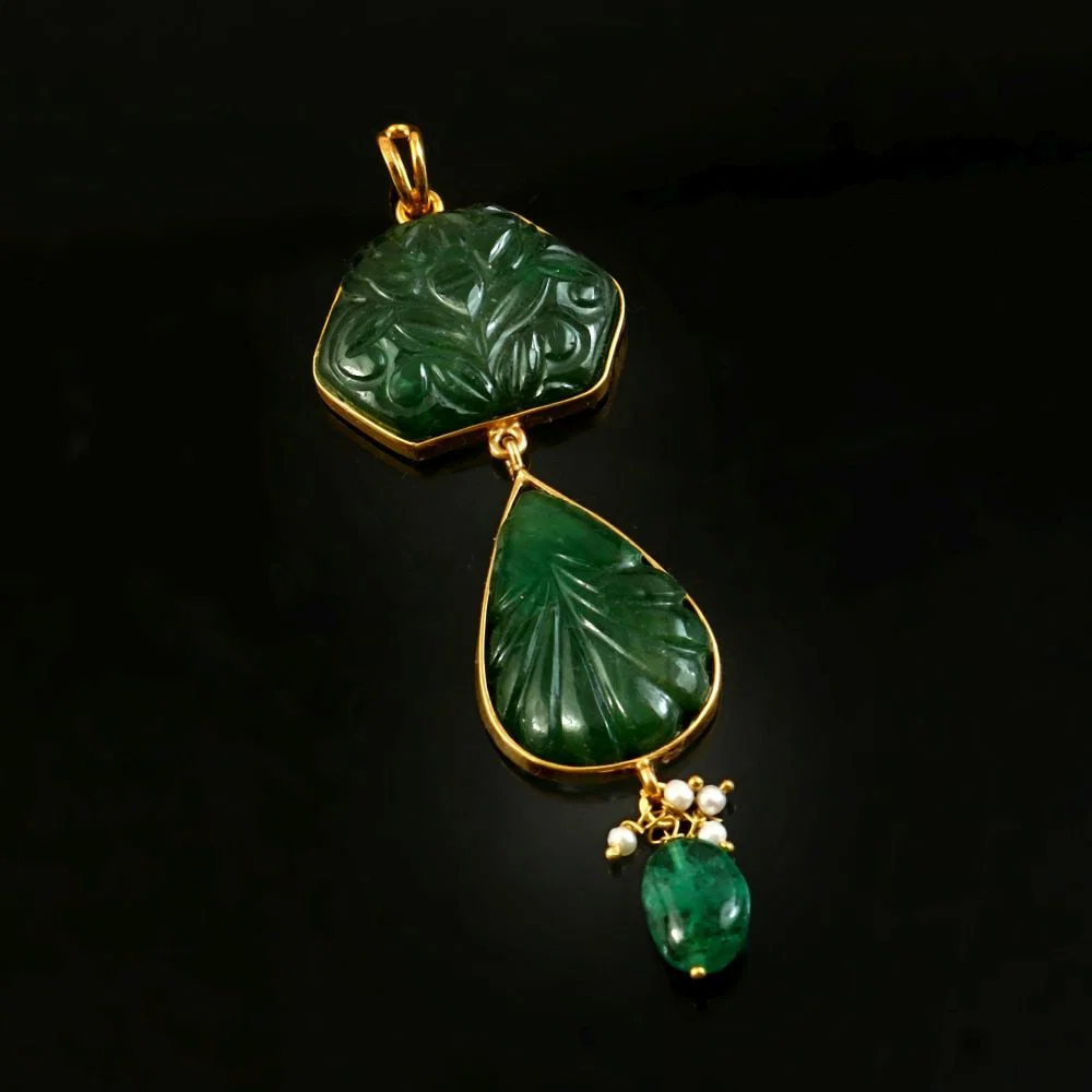 A MUGHAL EMERALD DROP EMERALD PENDANT, 19TH CENTURY, INDIA