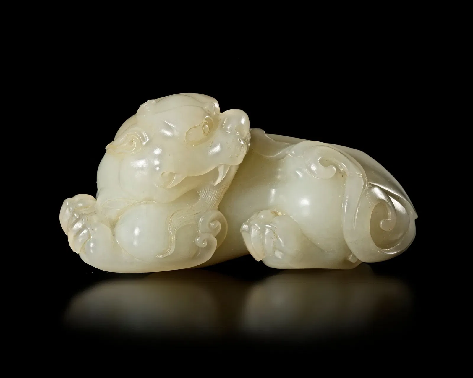 A MYTHICAL ANIMAL WHITE JADE, CINA, QING DYNASTY (1644â€“1912)