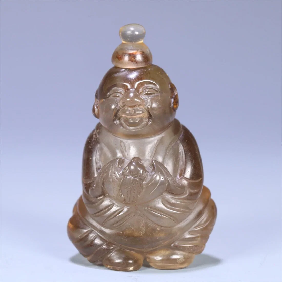 A natural crystal blessing of the Qing Dynasty is in front of the snuff bottle