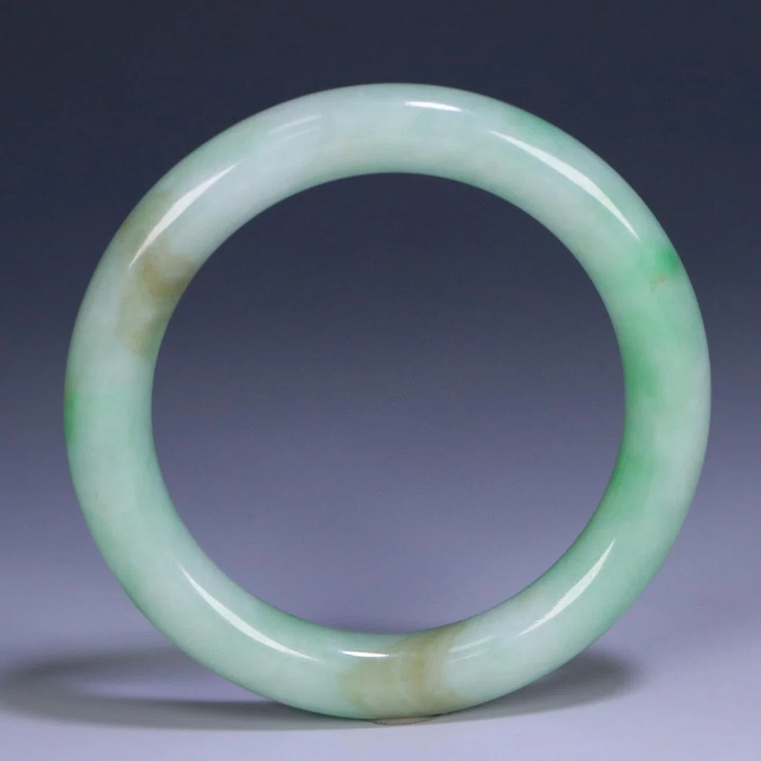 A natural jade old round bar bracelet from the Qing Dynasty