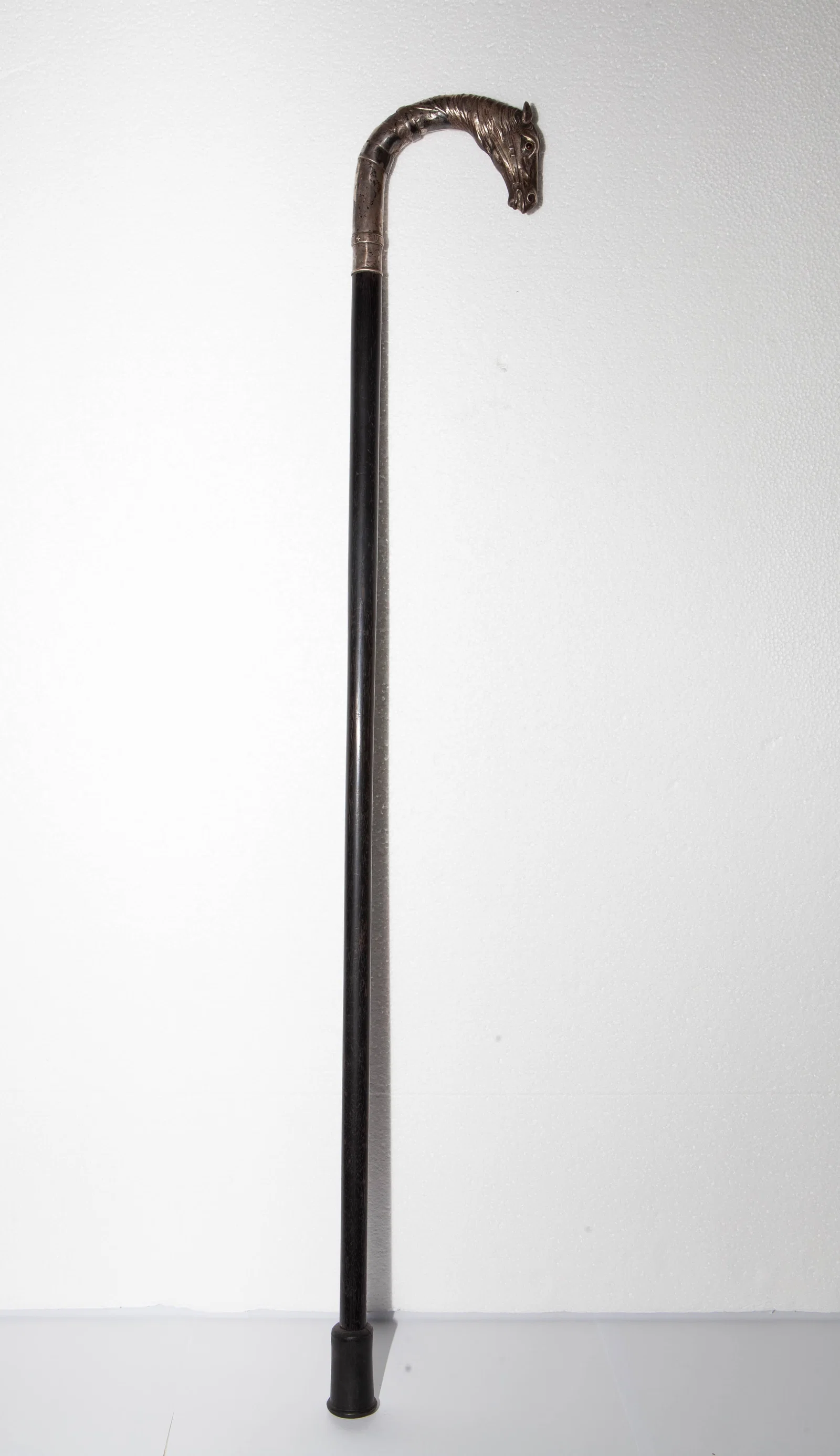 A NEOCLASSICAL-STYLE SILVER HORSE-HEAD HARDWOOD WALKING CANE, DESIGNED AND CRAFTED IN 1920