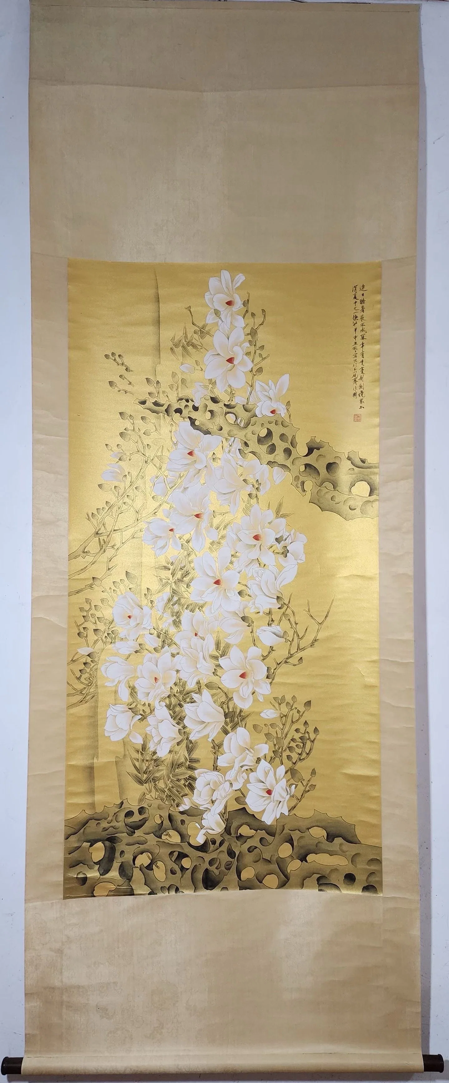 A non-dark gold paper magnolia flower picture vertical axis