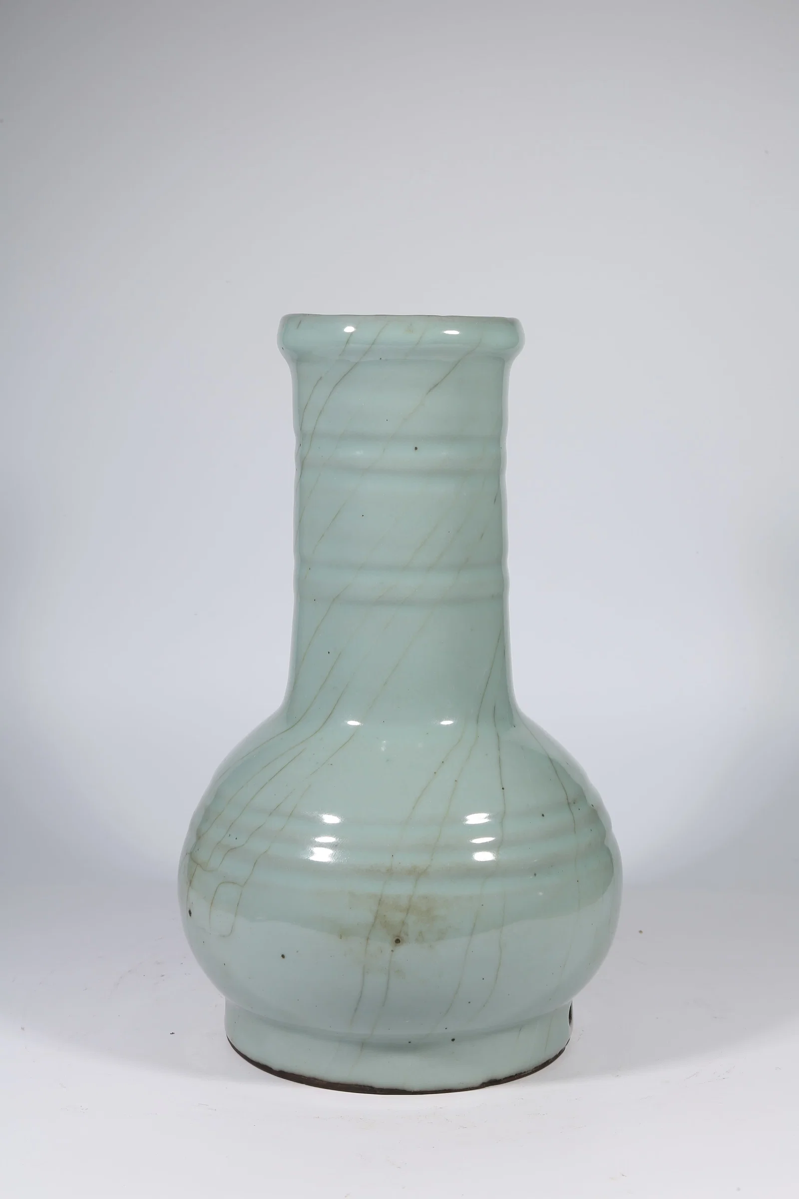 A OFFICIAL KILN XIAN-PATTERNED MOUTH-RIMMED BOTTLE