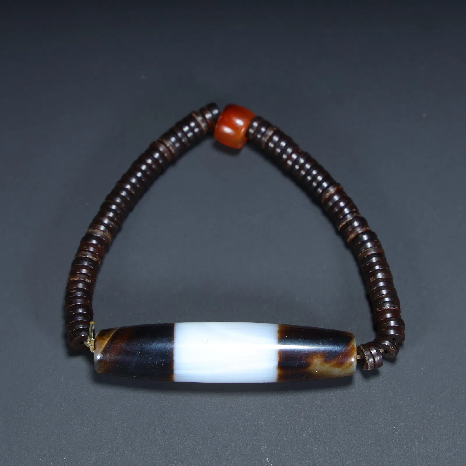 A "One Line of Heaven" Dzi with coconut shell slice bracelet