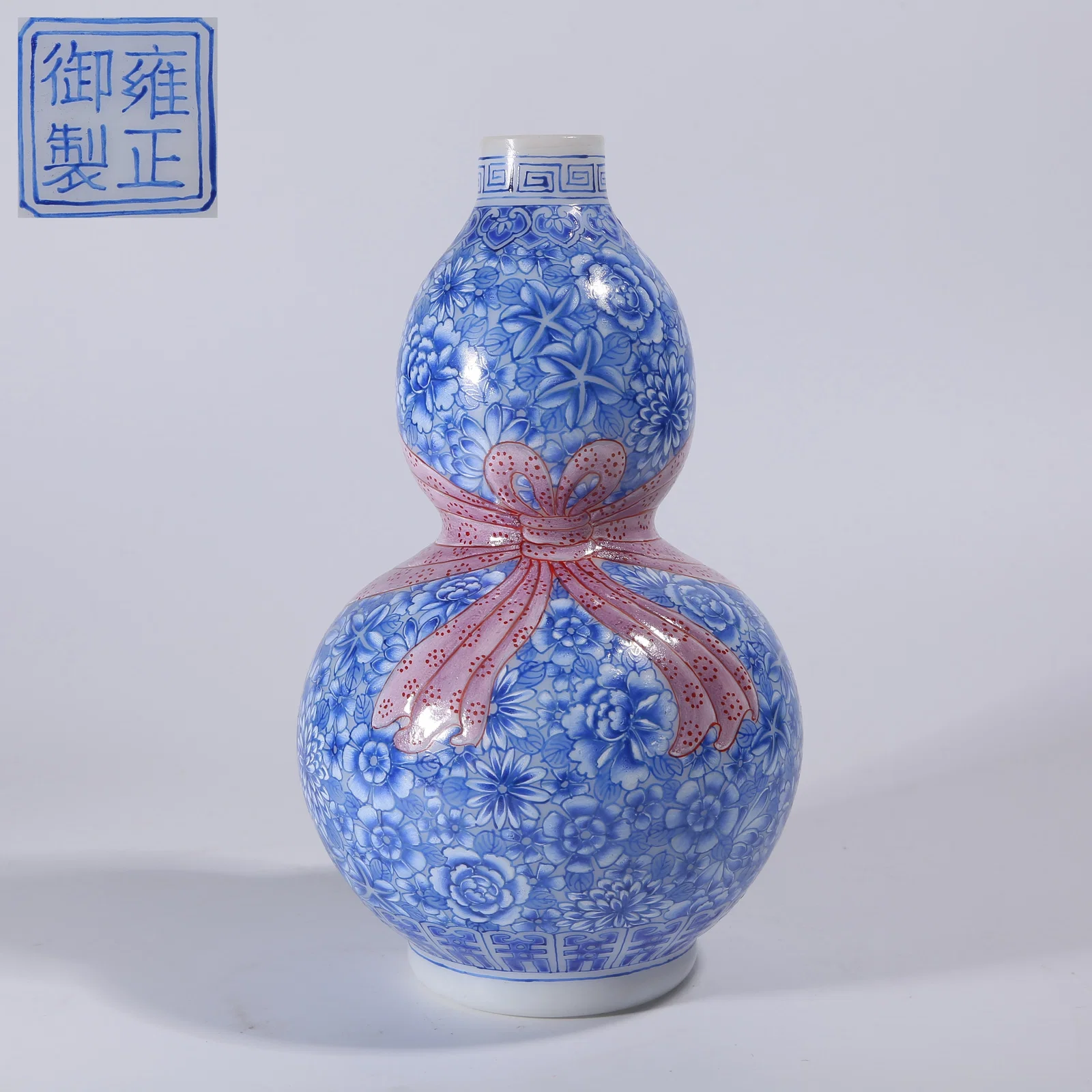 A PAINTED ENAMEL GLASS FLORAL BUNDLE-FORM DOUBLE-GOURD VASE