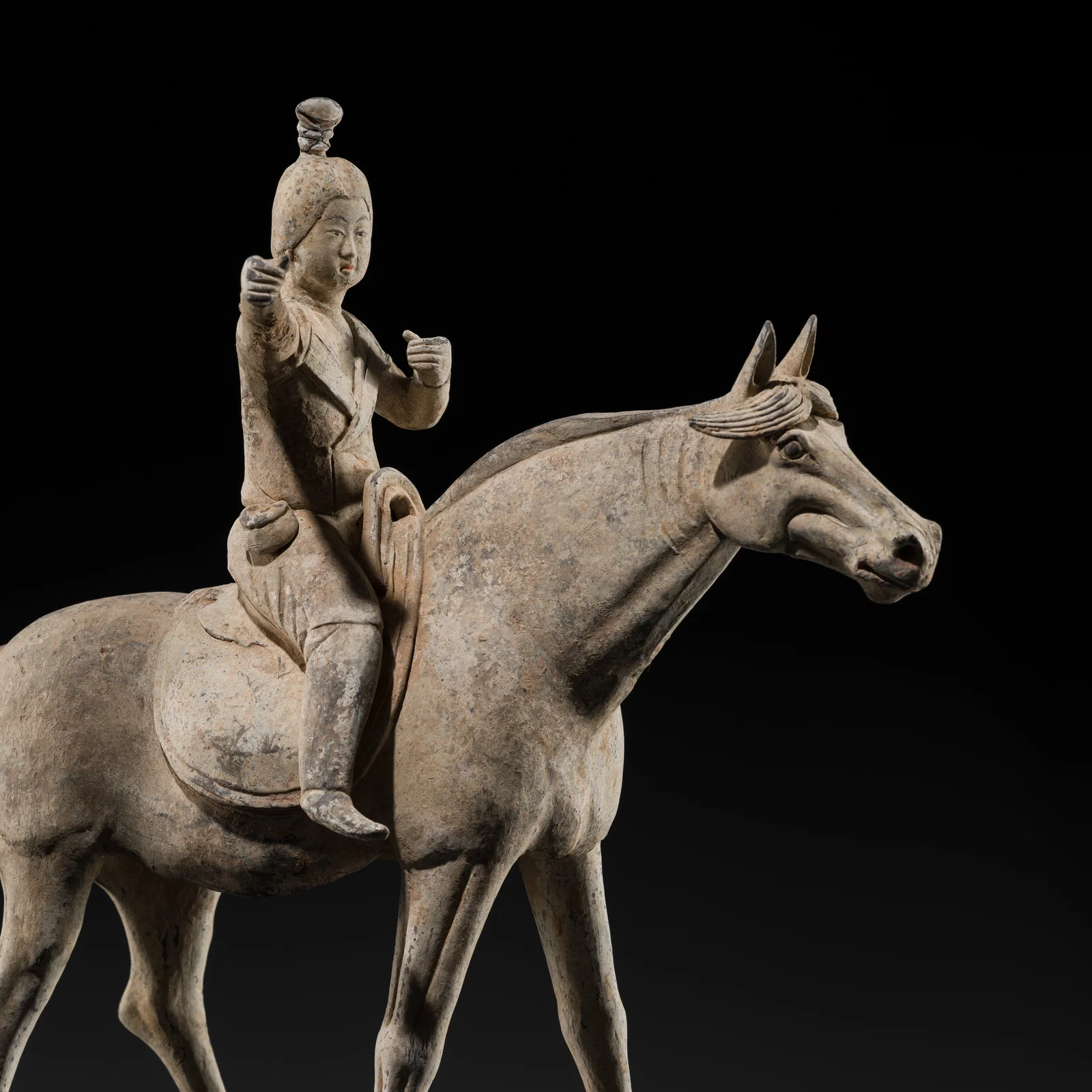 A PAINTED POTTERY FIGURE OF A FEMALE EQUESTRIAN ARCHER, TANG DYNASTY
