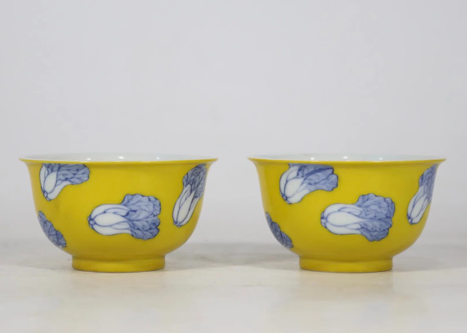 A pair of blue and white cabbage on a yellow background made in the Qing Yongzheng era