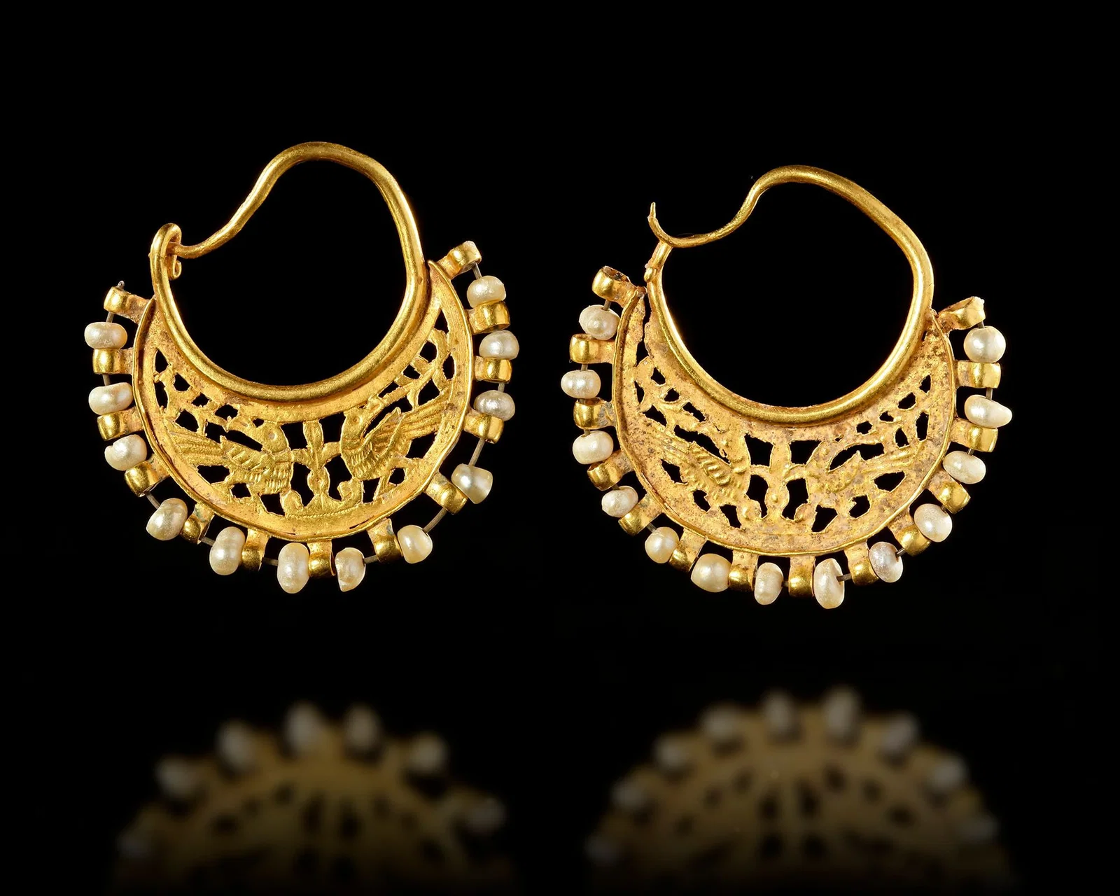 A PAIR OF BYZANTINE GOLD EARRINGS WITH PEACOCKS, 6TH-7TH CENTURY