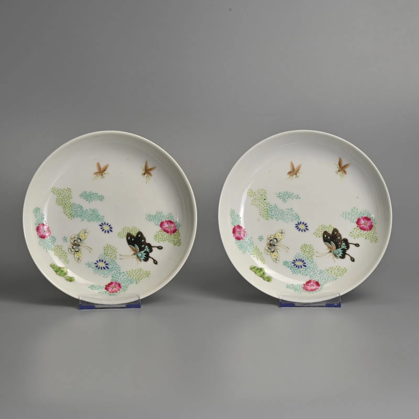A PAIR OF CHINESE FAMILLE ROSE PORCELAIN 'BUTTERFLY AND FLOWER' DISHES, XIE ZHU ZHU REN ZAO MARKS