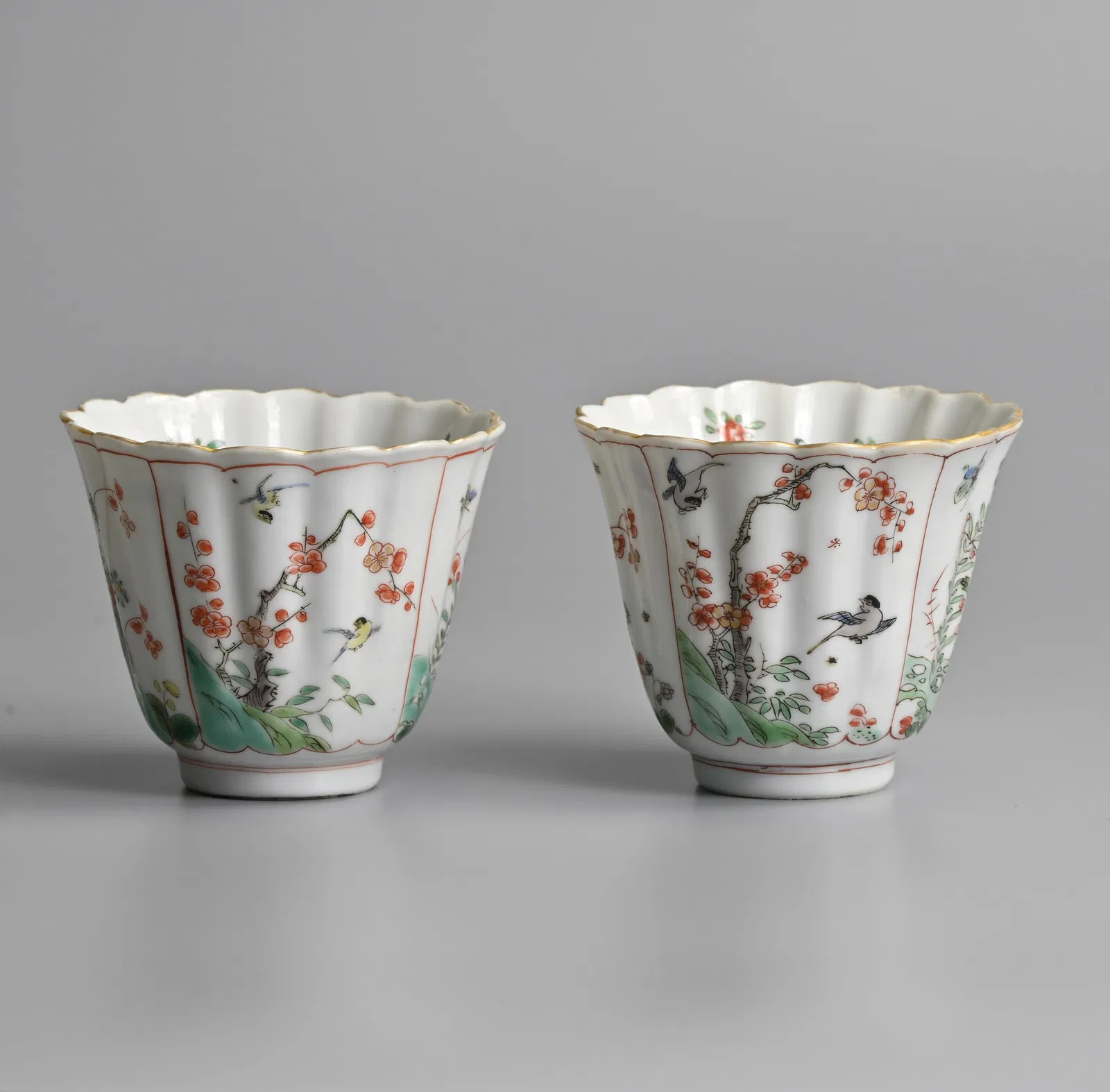 A PAIR OF CHINESE FAMILLE VERTE FLUTED PORCELAIN CUPS, KANGXI PERIOD (1662-1722).