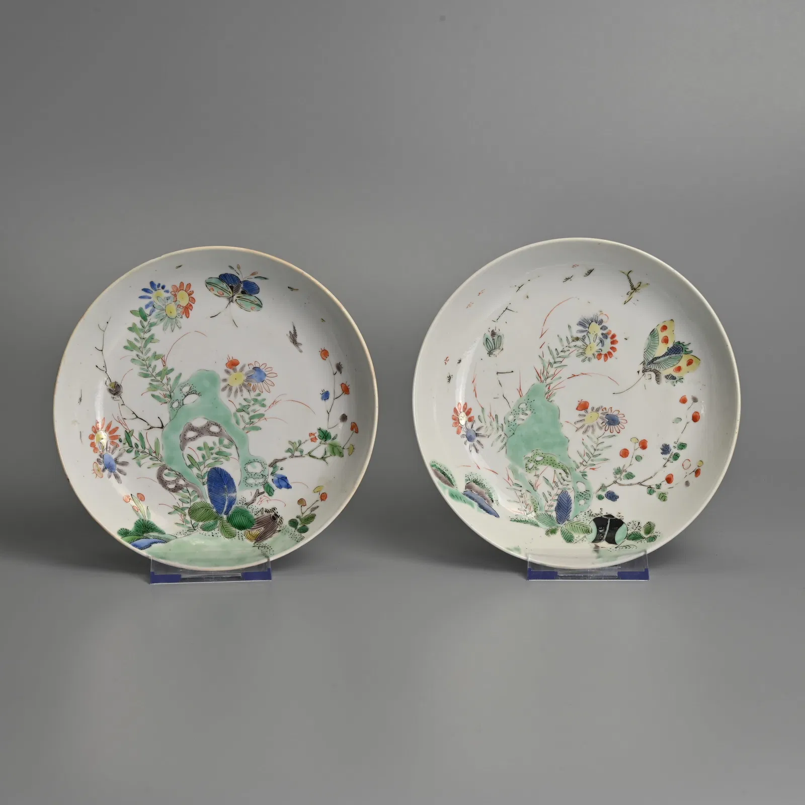 A PAIR OF CHINESE FAMILLE VERTE PORCELAIN DISHES, QING DYNASTY.