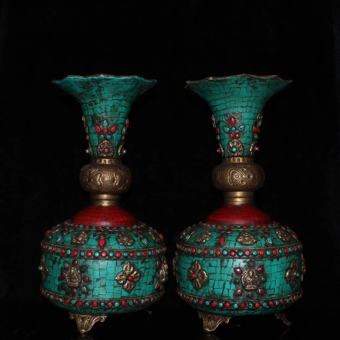 A pair of copper inlaid with red pine and green pine gemstone vases.