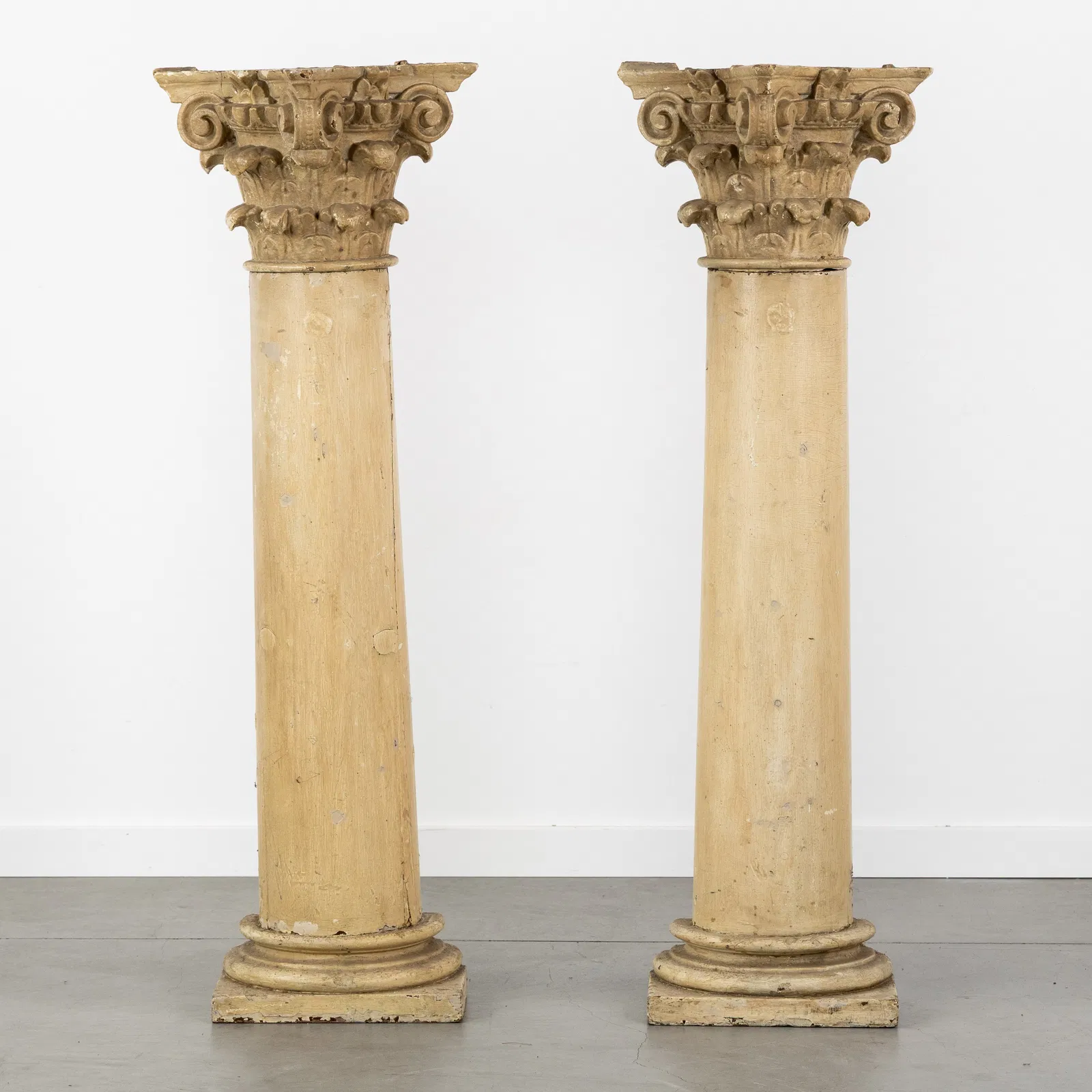 A Pair of Corinthian pilaster columns, Sculptured and patinated wood, 19th C.