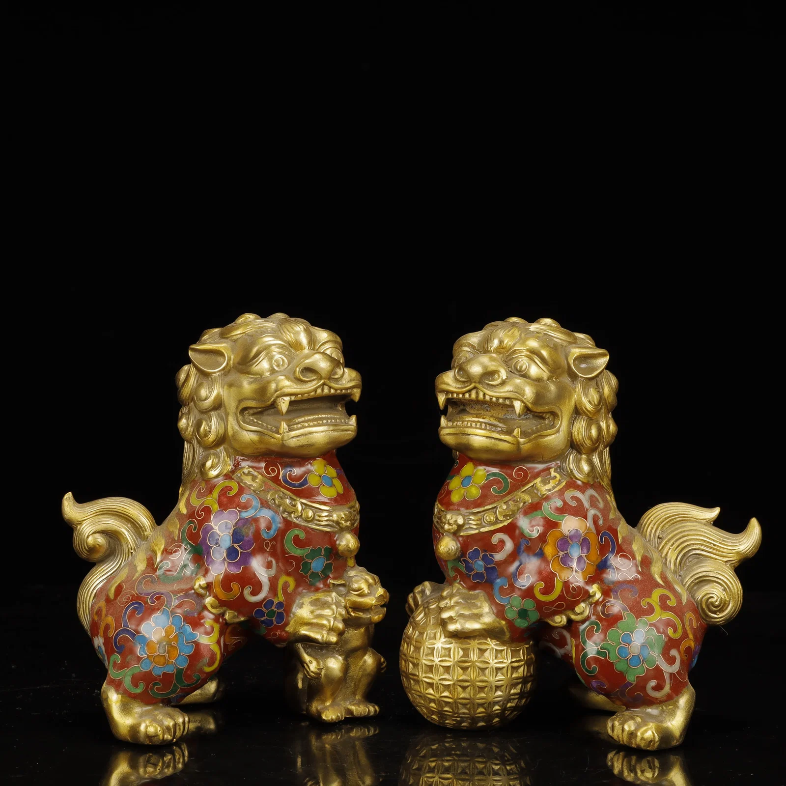 A Pair of Ecmxquisite Cloisonne Flower Pattern Lion Ornaments