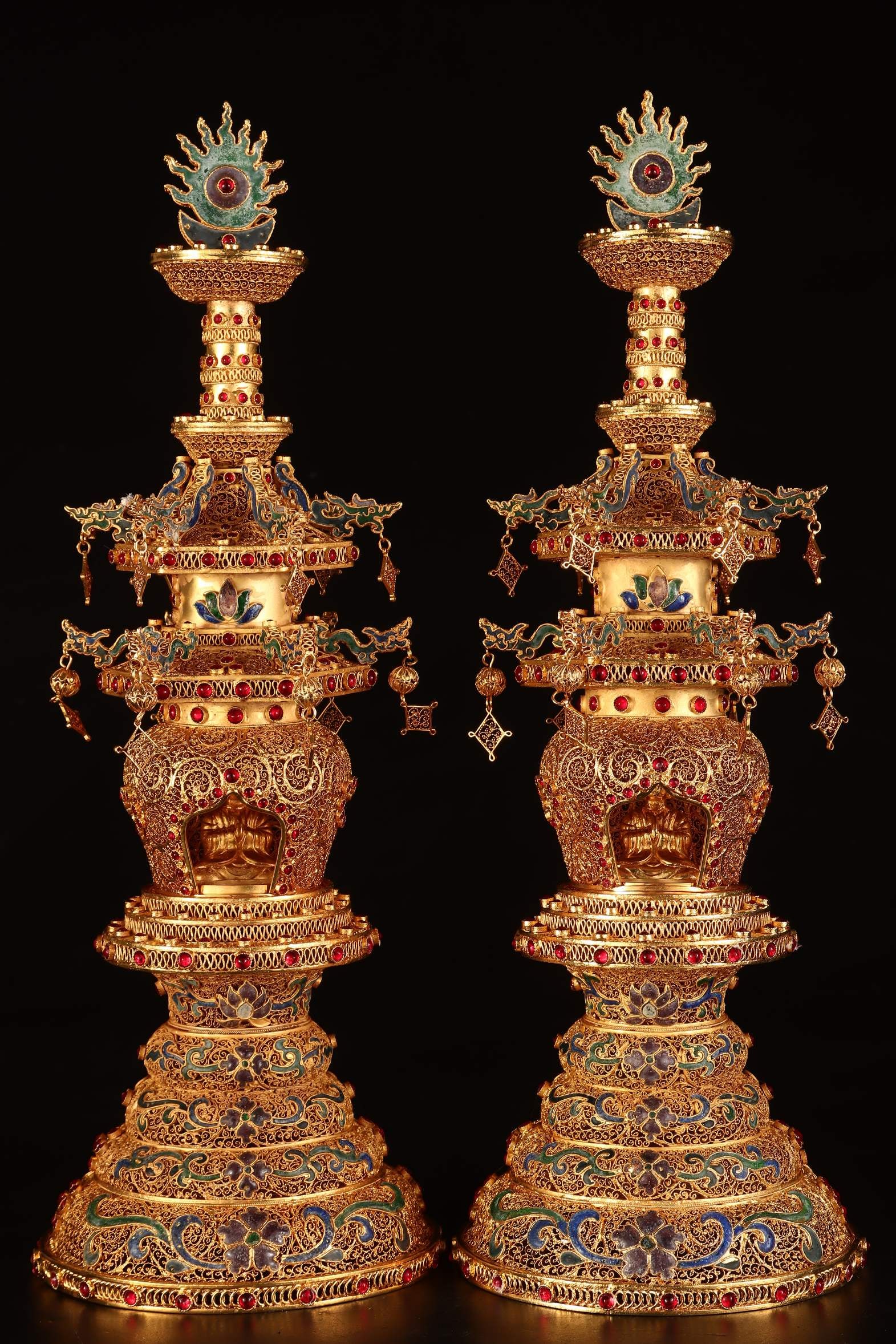 A pair of Exquisit Filigree Gilt Inlaid Gems Pagoda